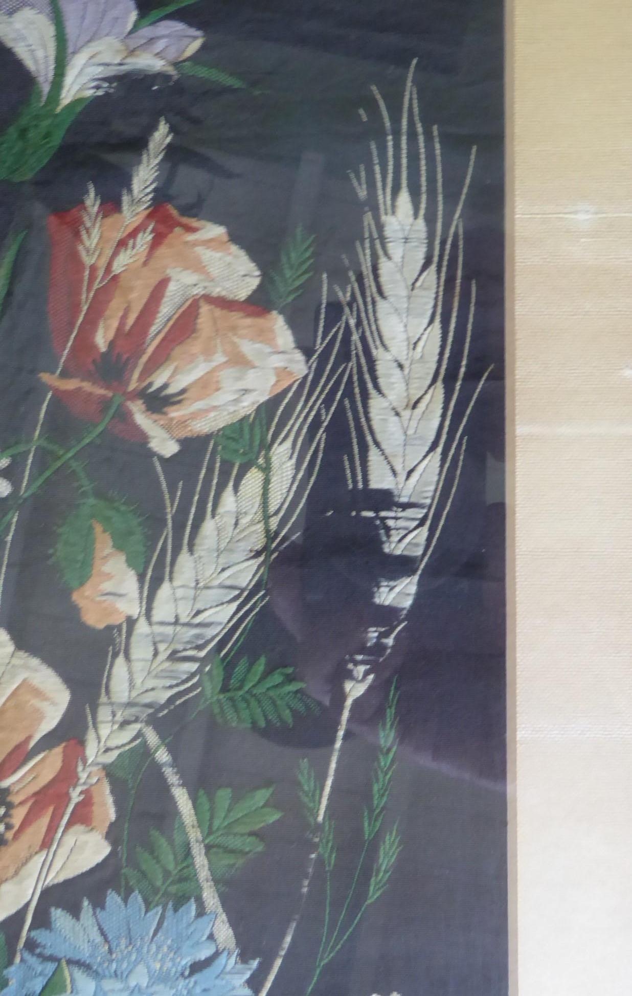 Bordado asiático de seda enmarcado de los años 20 Mariposas y flores en Bueno estado para la venta en Miami, FL