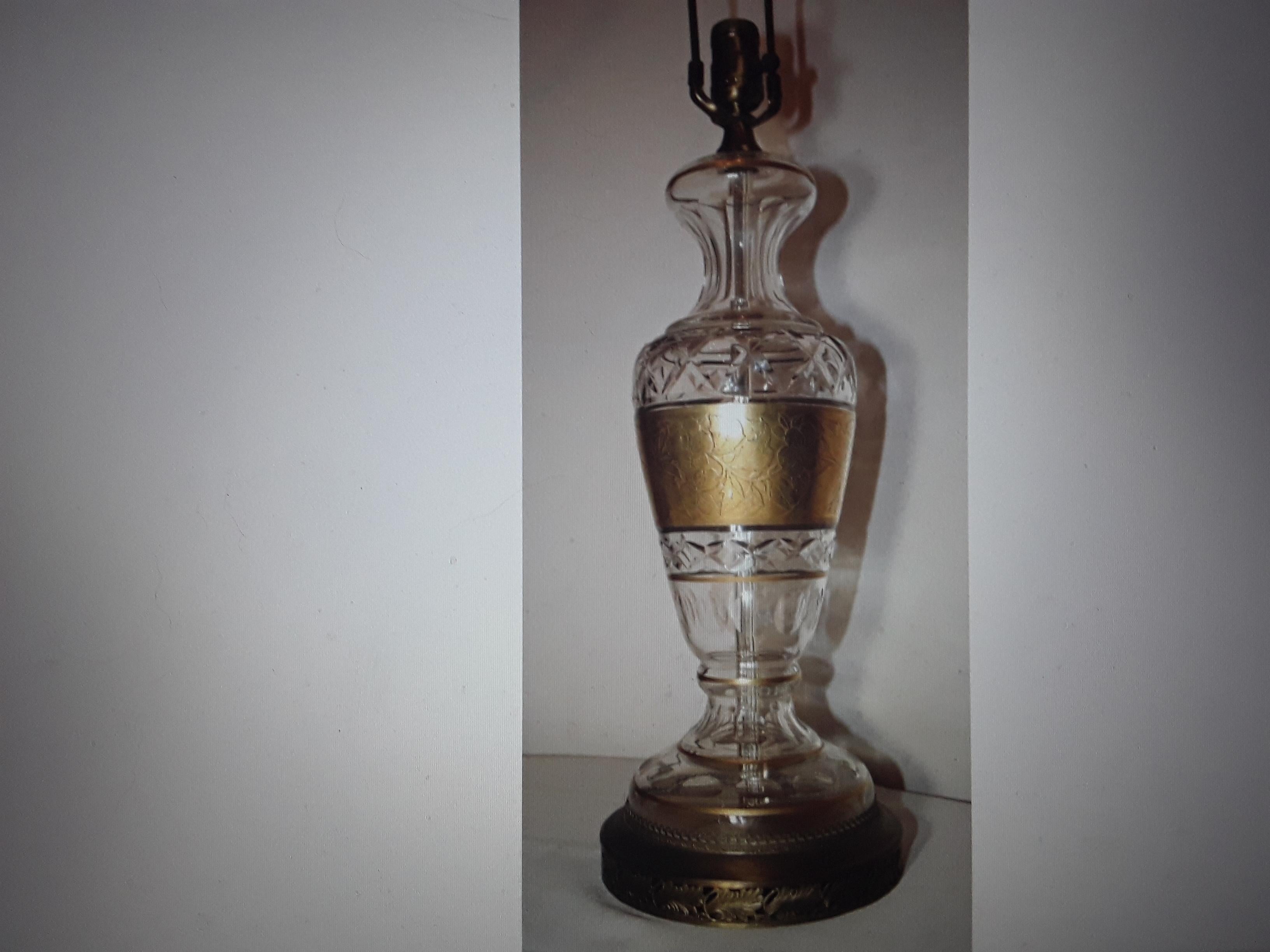 Superbe lampe de table en cristal taillé des années 1920, attribuée à Josef Hoffmann Wiener Werkstatte. Magnifique bandeau floral doré et la lampe est sur une base en métal doré.
