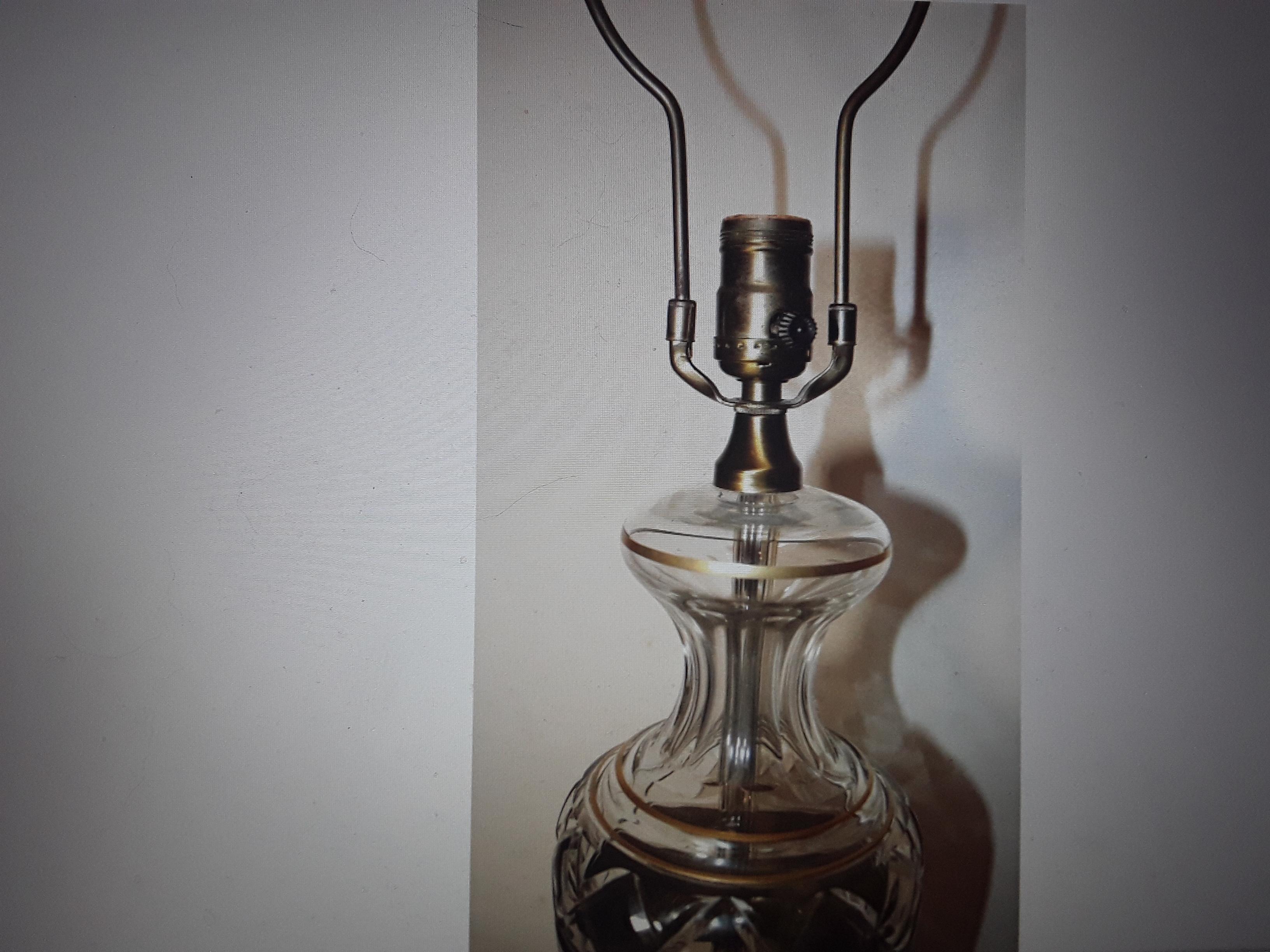 Début du 20ème siècle Lampe de bureau Art Déco autrichienne des années 1920 en cristal/or à bandes florales attribuée à Josef Hoffmann en vente