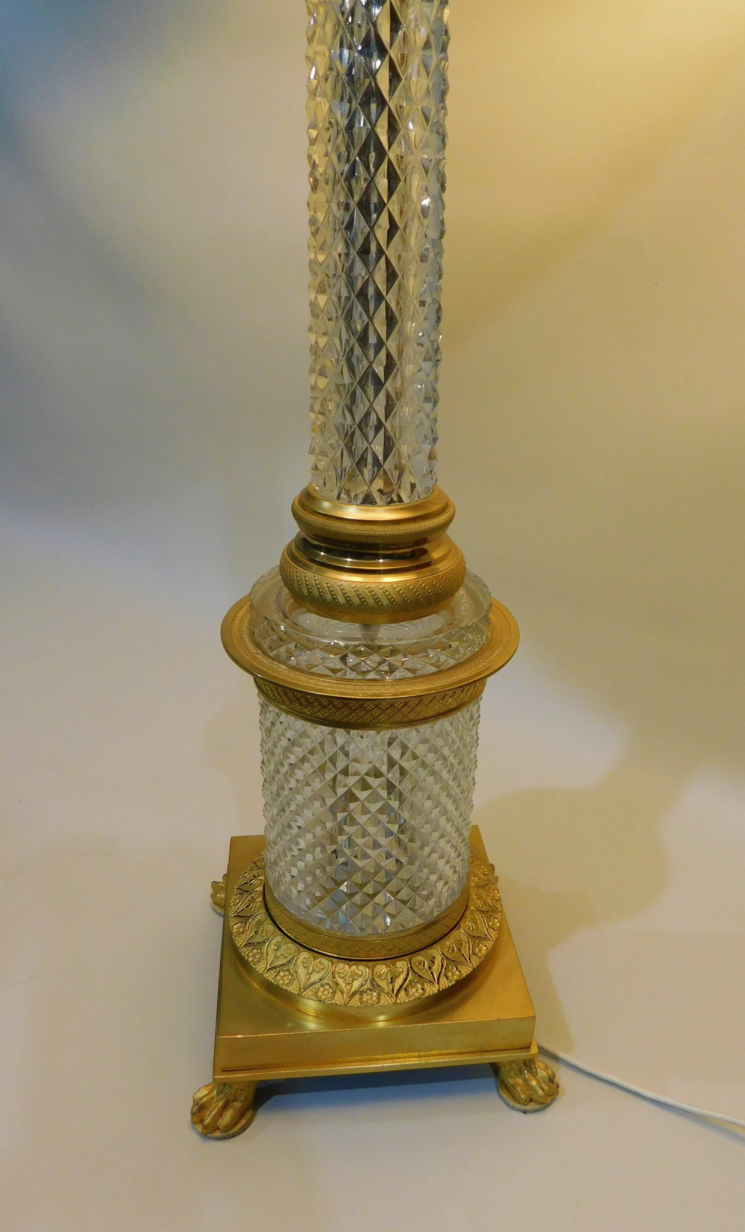 1920s Austrian Diamond Pattern Cut Crystal Gilt Bronze Table Lamp For Sale 3
