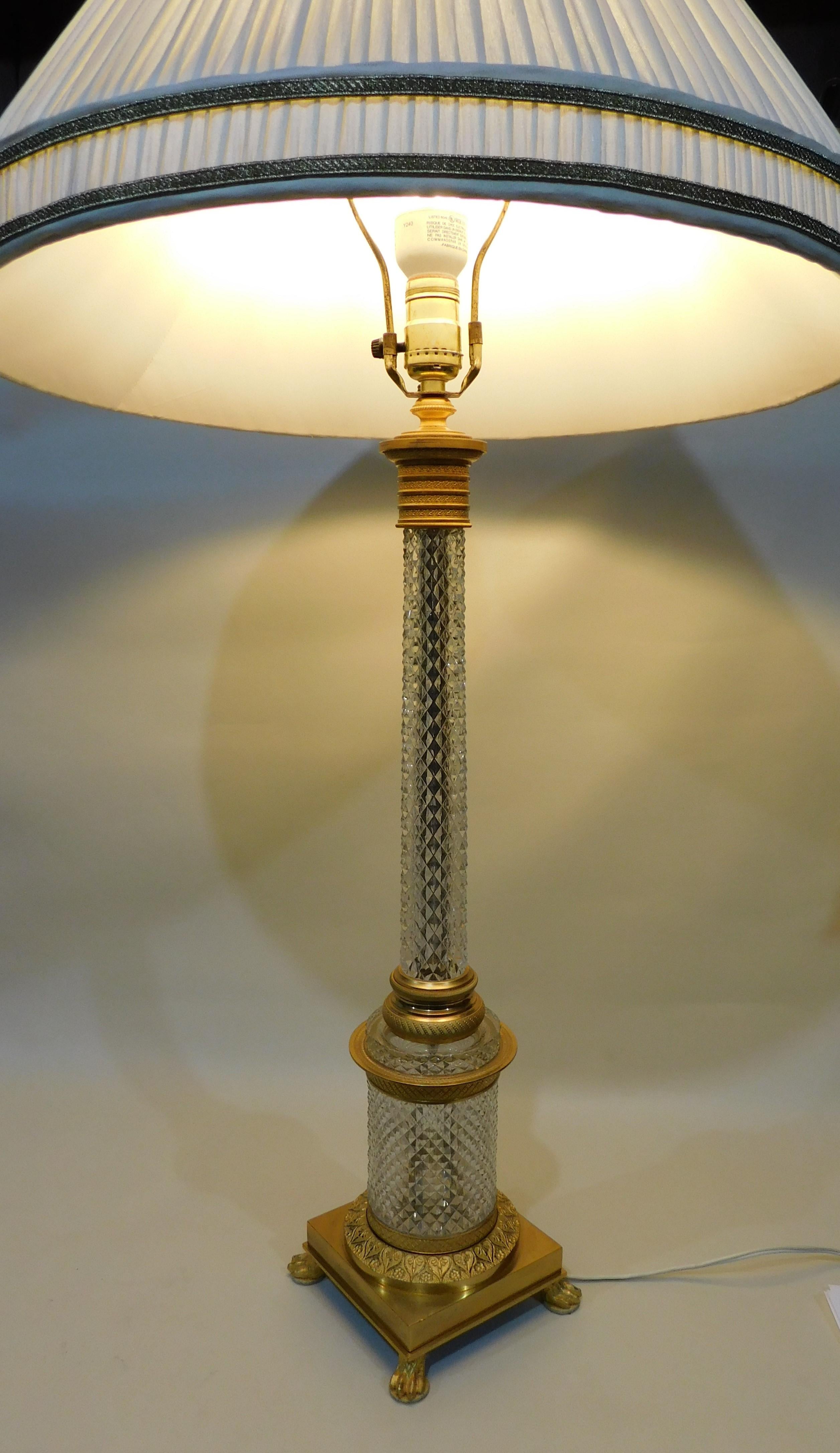 1920s Austrian Diamond Pattern Cut Crystal Gilt Bronze Table Lamp For Sale 4