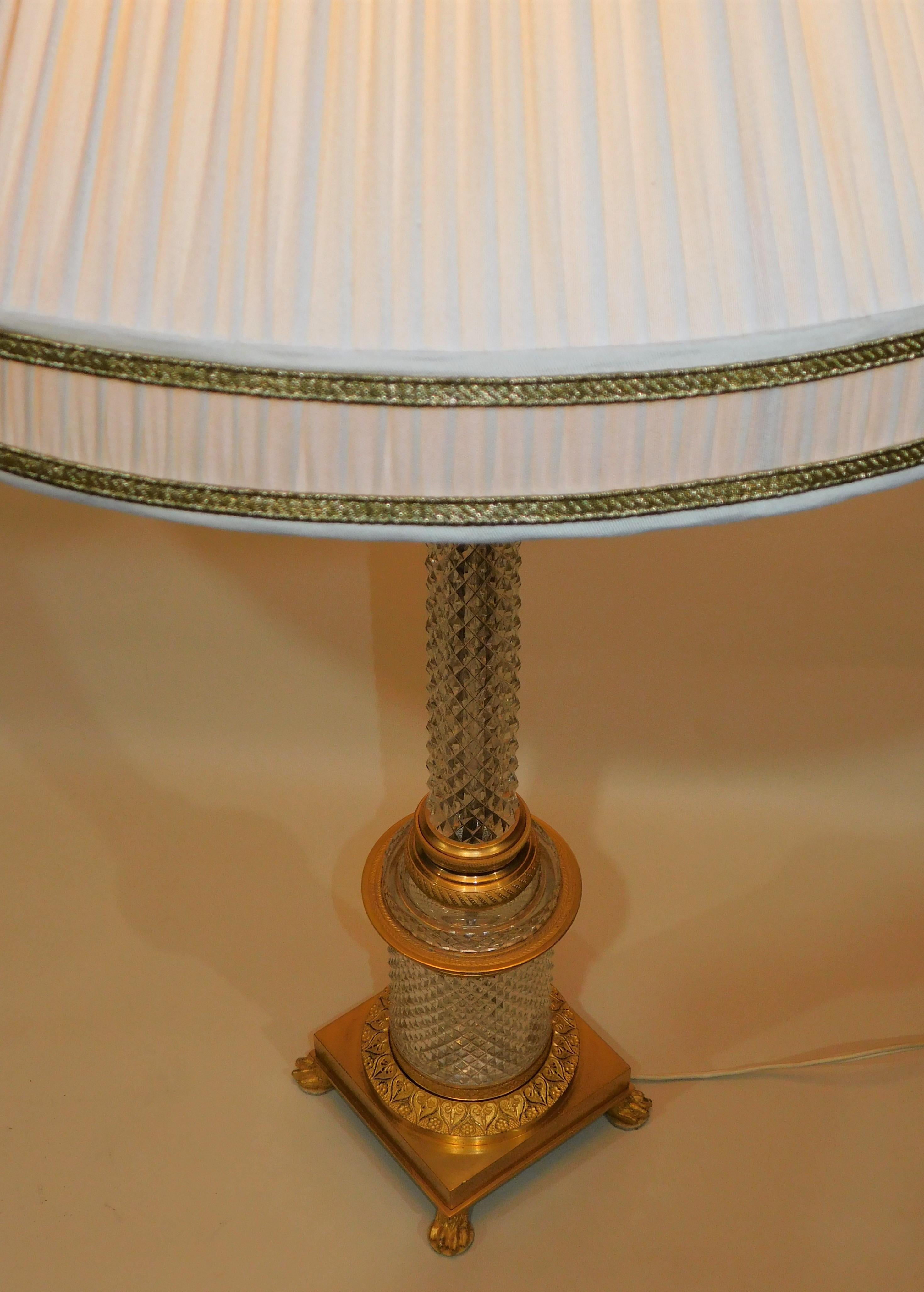 1920s Austrian Diamond Pattern Cut Crystal Gilt Bronze Table Lamp For Sale 6