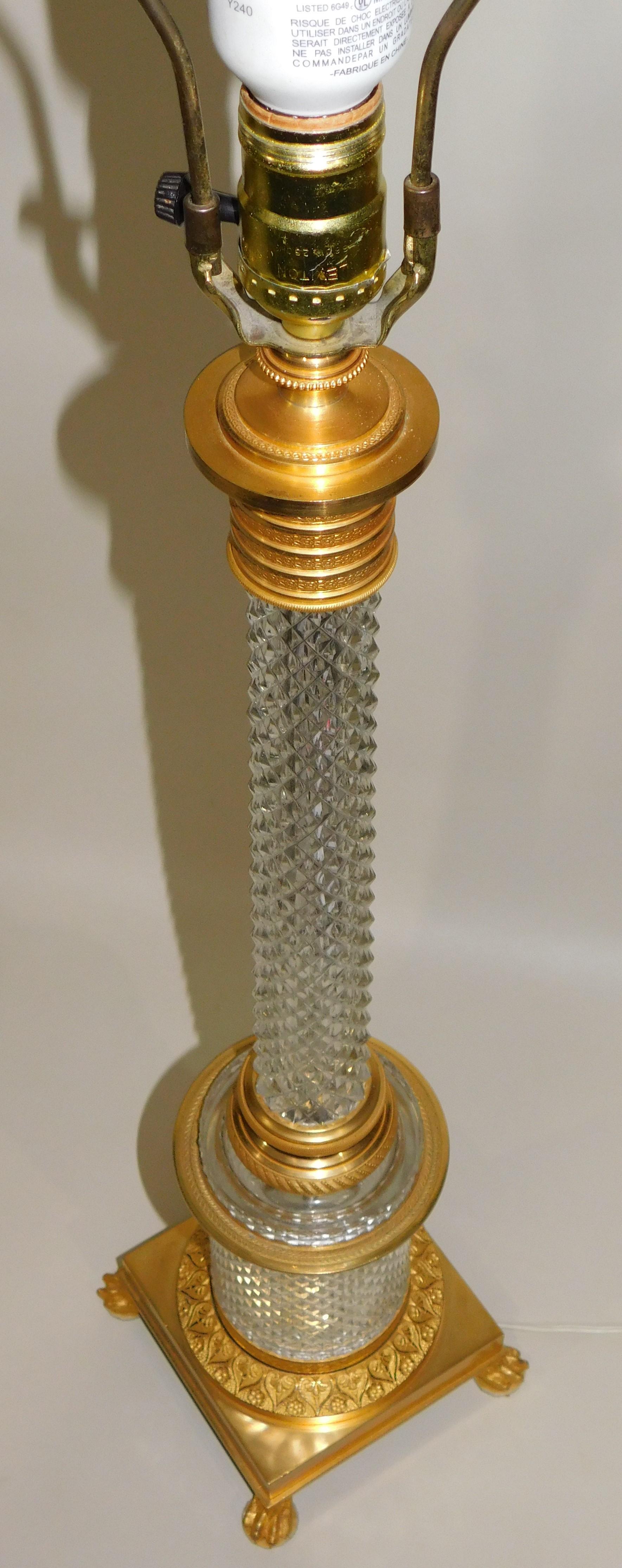 1920s Austrian Diamond Pattern Cut Crystal Gilt Bronze Table Lamp In Good Condition For Sale In Hamilton, Ontario