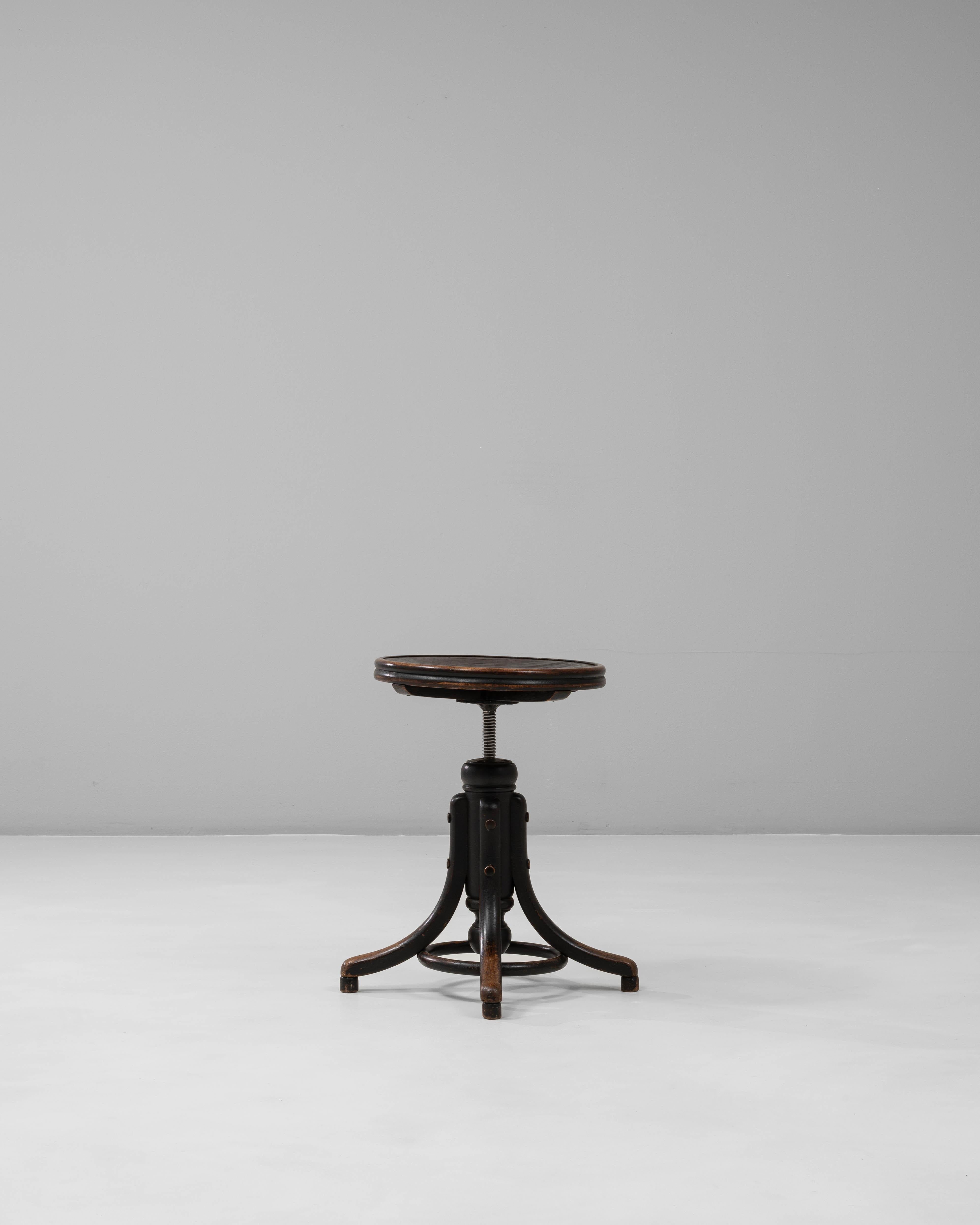 Tabouret pivotant en bois industriel autrichien des années 1920 Bon état - En vente à High Point, NC