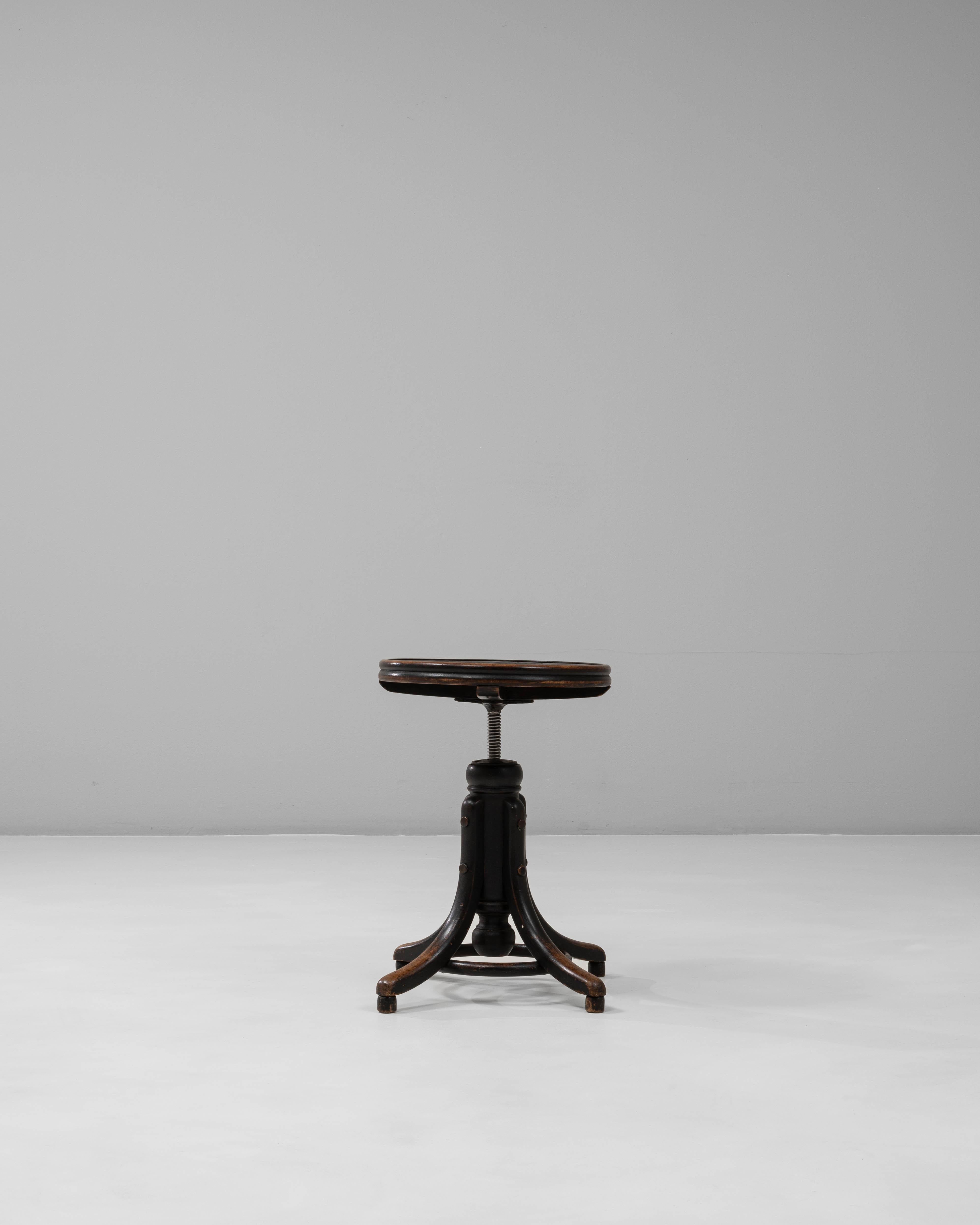 Métal Tabouret pivotant en bois industriel autrichien des années 1920 en vente