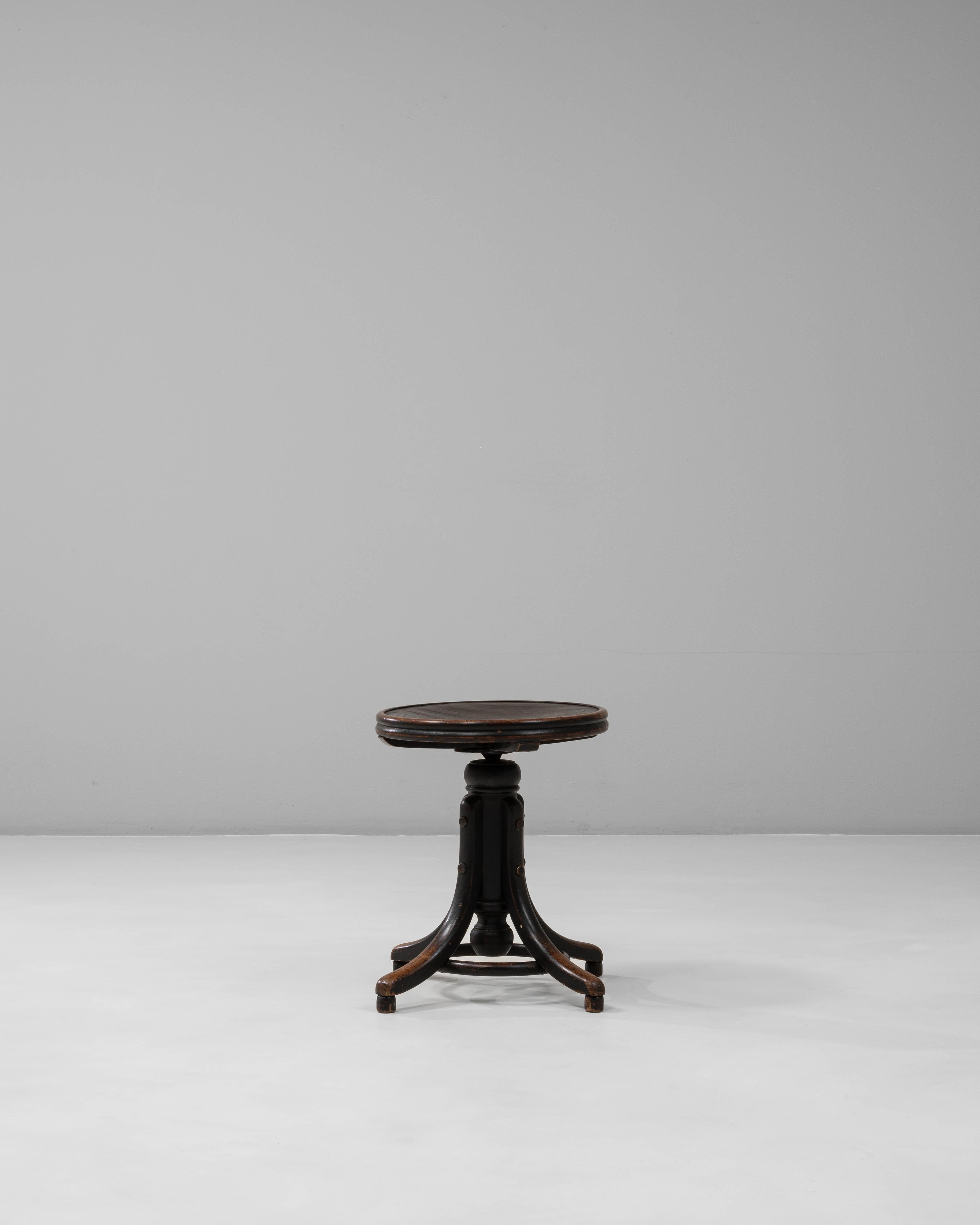 Tabouret pivotant en bois industriel autrichien des années 1920 en vente 1
