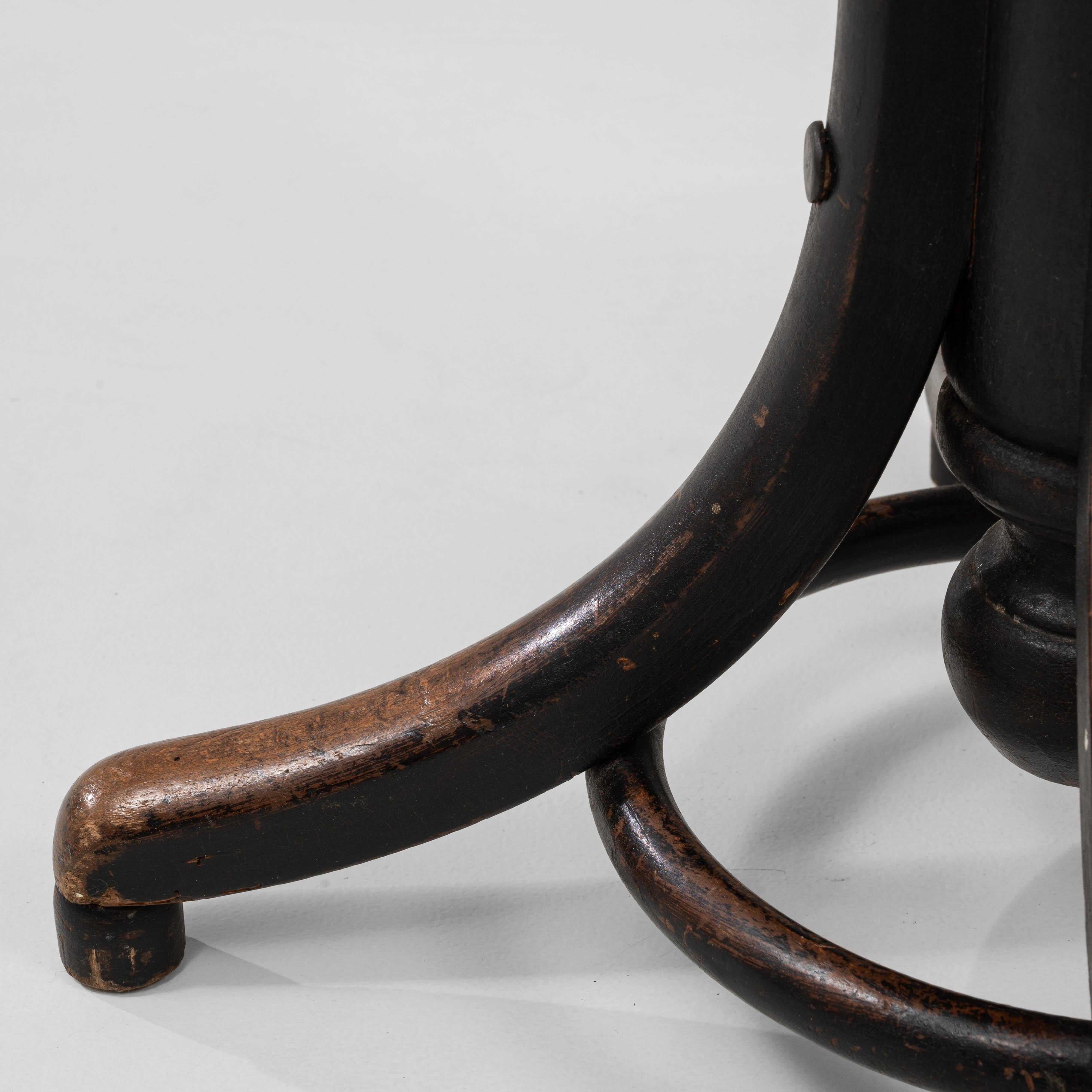 Tabouret pivotant en bois industriel autrichien des années 1920 en vente 3