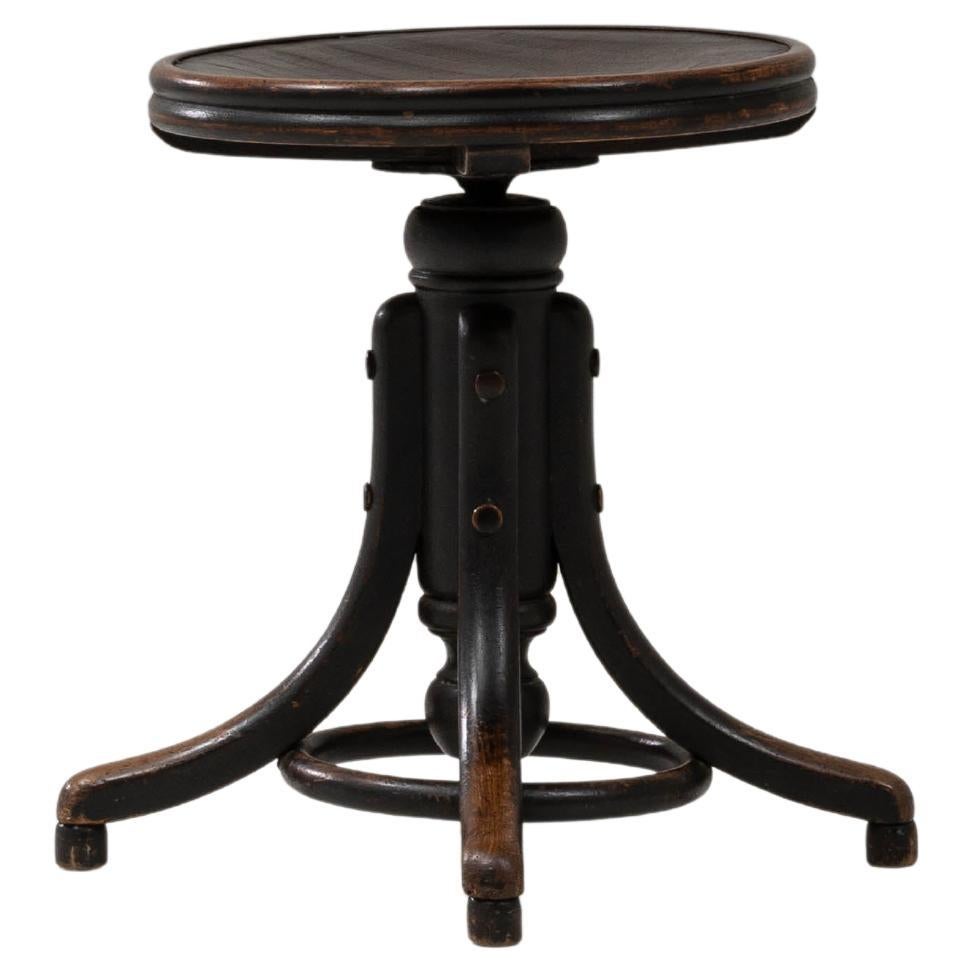 Taburete giratorio de madera industrial austriaca de los años 20