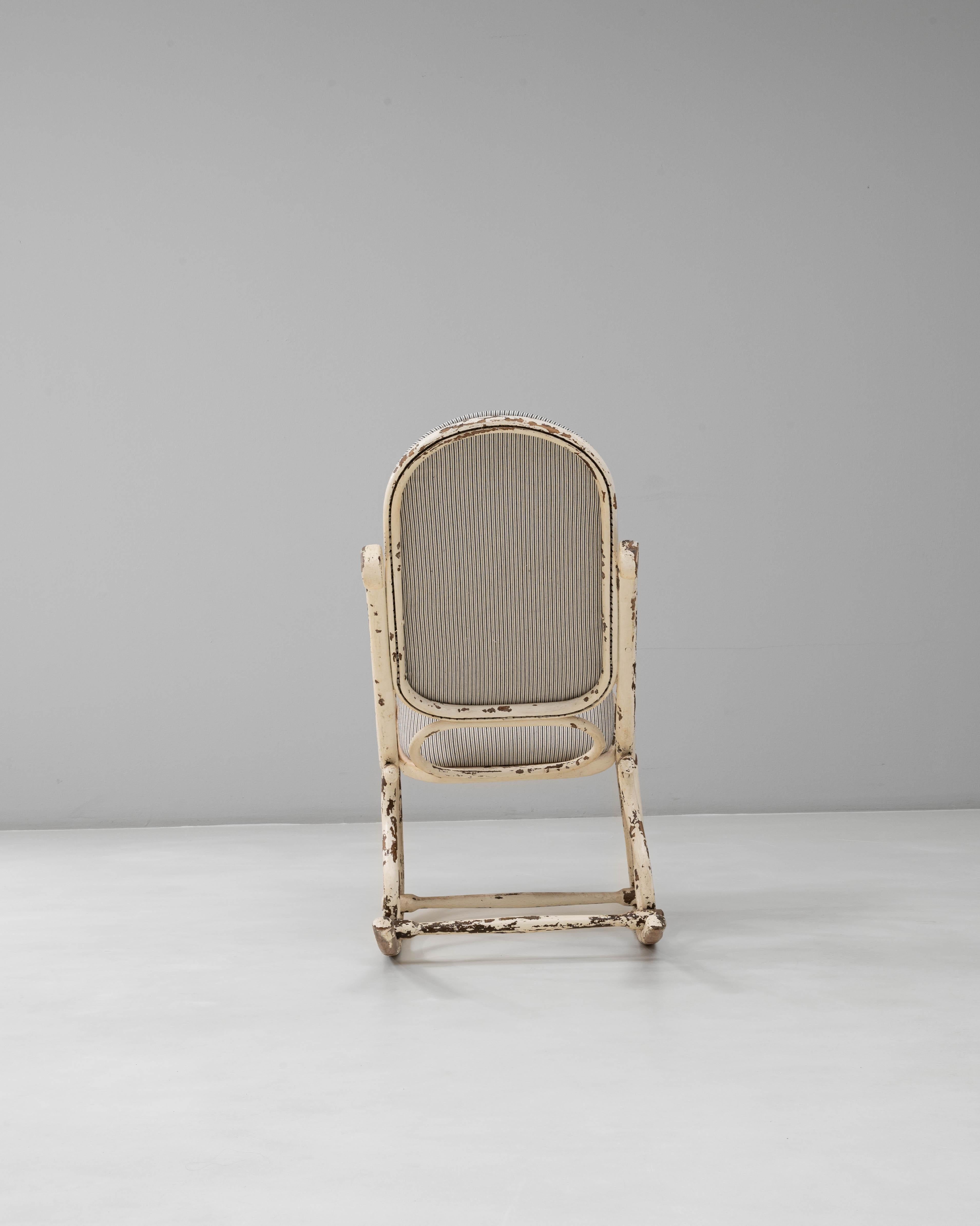 1920s Austrian Thonet-Style Bentwood Rocking Chair with Striped Upholstery For Sale 1