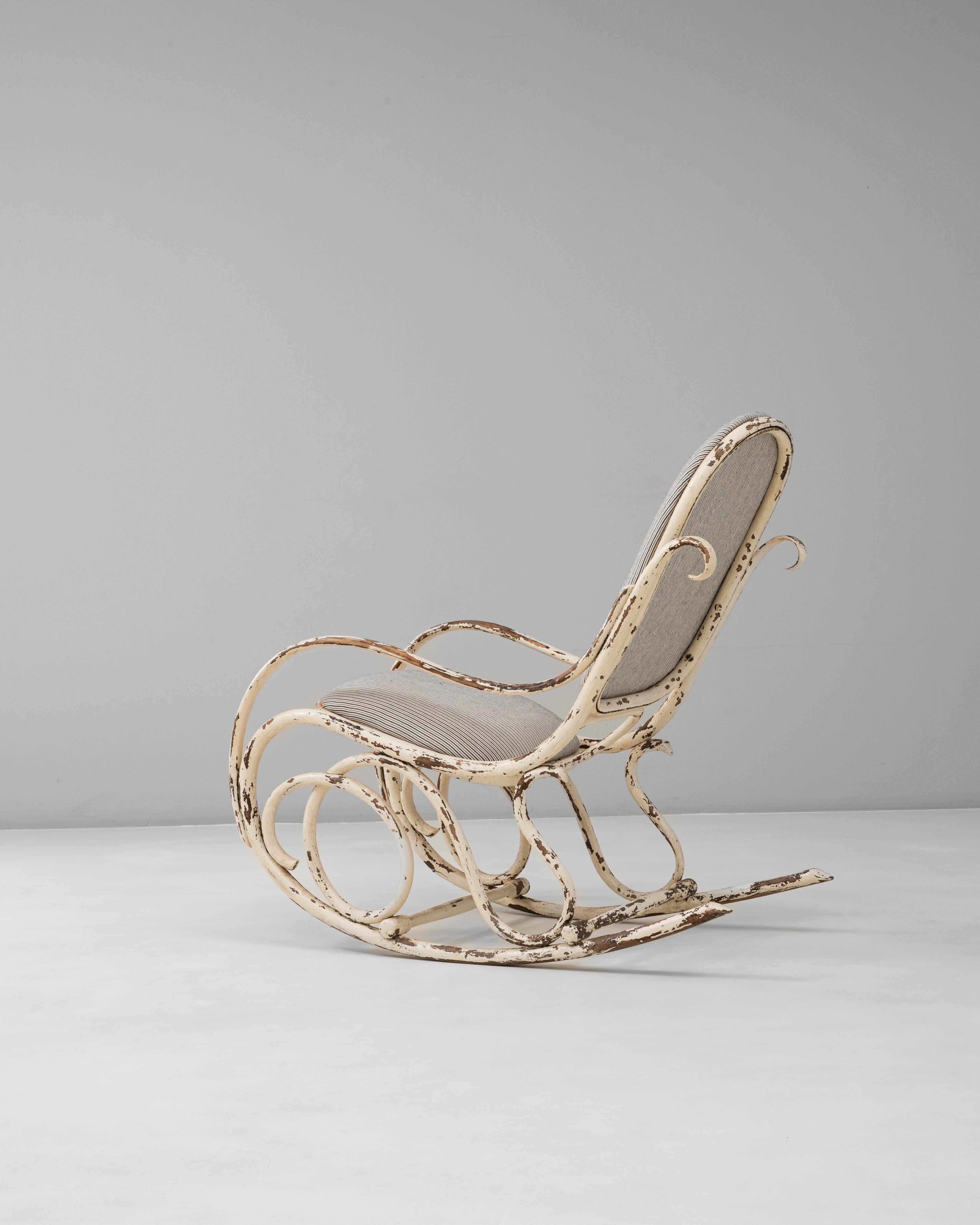 1920s Austrian Thonet-Style Bentwood Rocking Chair with Striped Upholstery For Sale 2