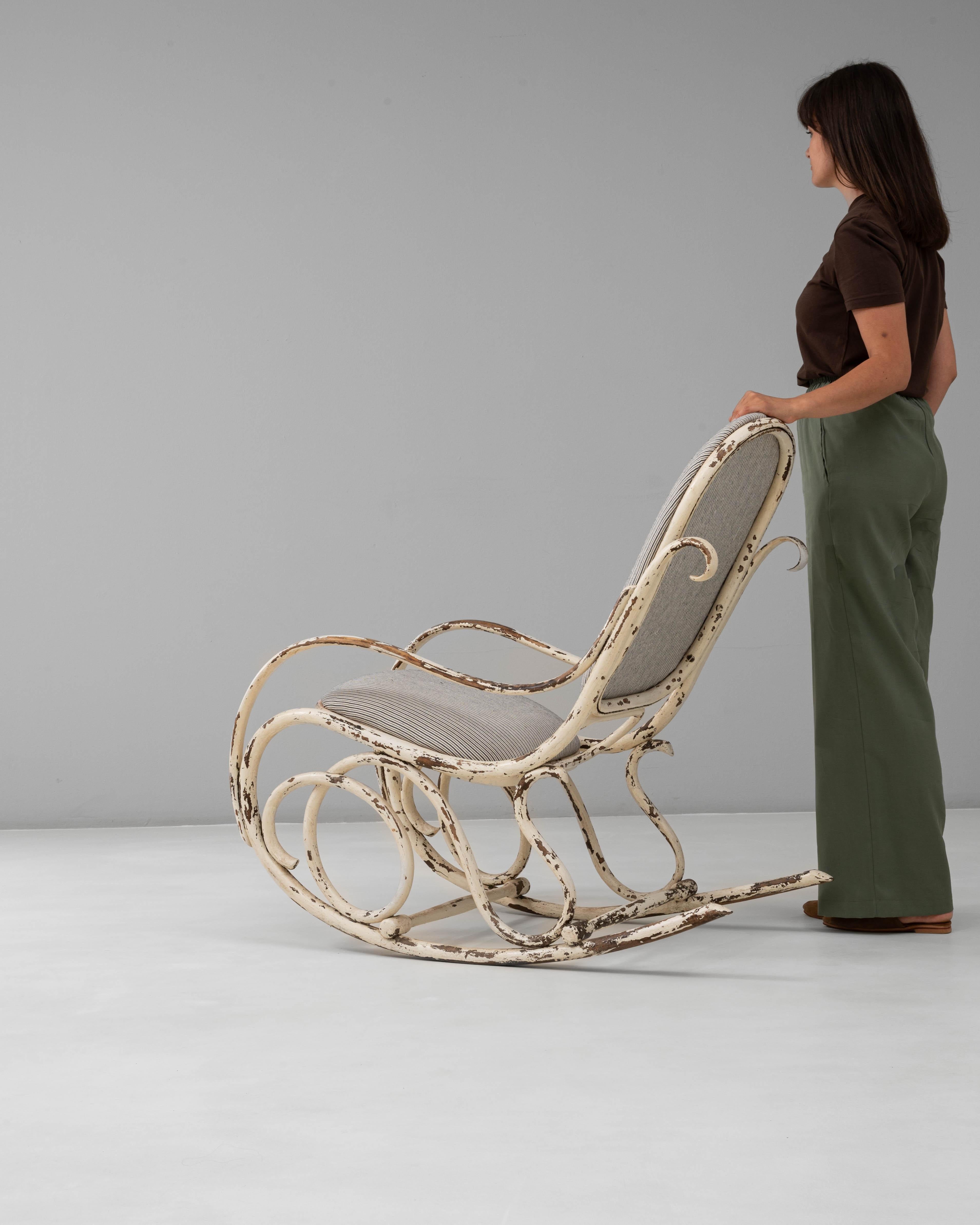 1920s Austrian Thonet-Style Bentwood Rocking Chair with Striped Upholstery For Sale 3