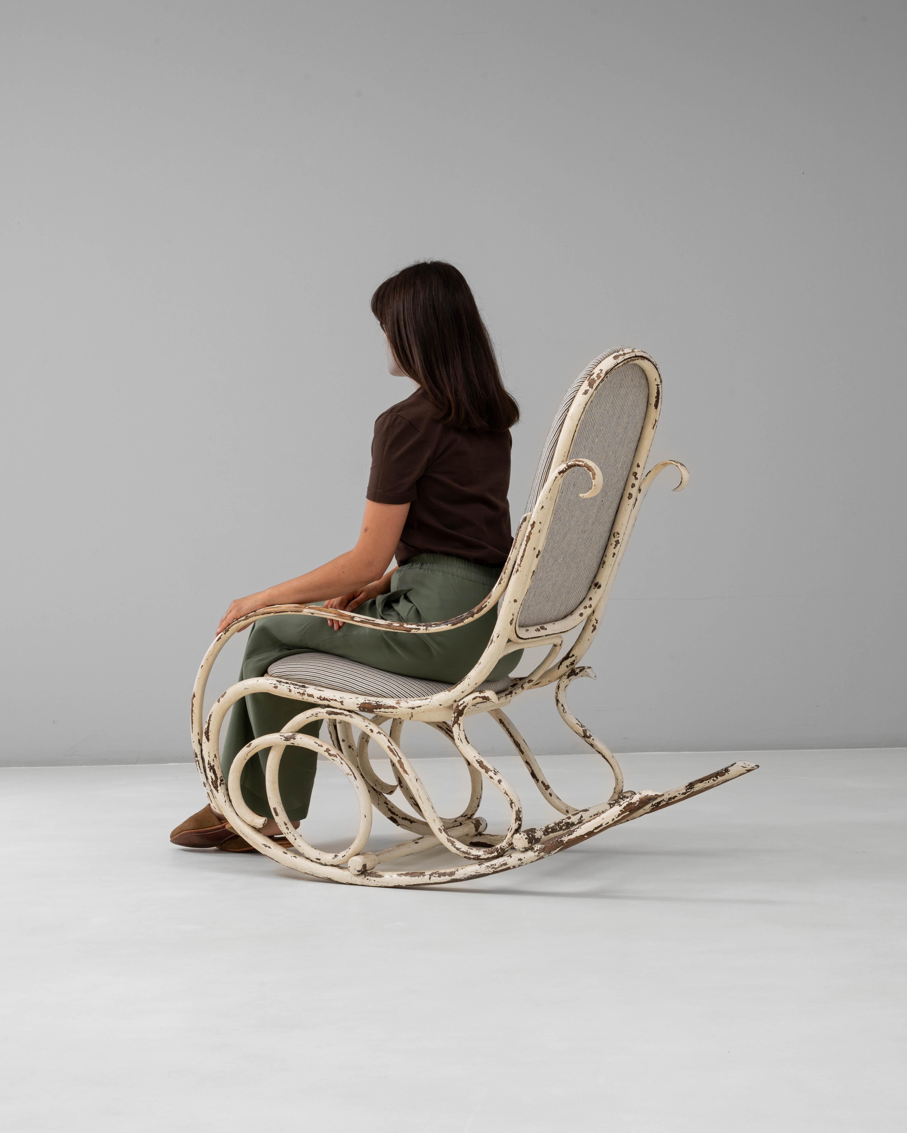 1920s Austrian Thonet-Style Bentwood Rocking Chair with Striped Upholstery For Sale 4