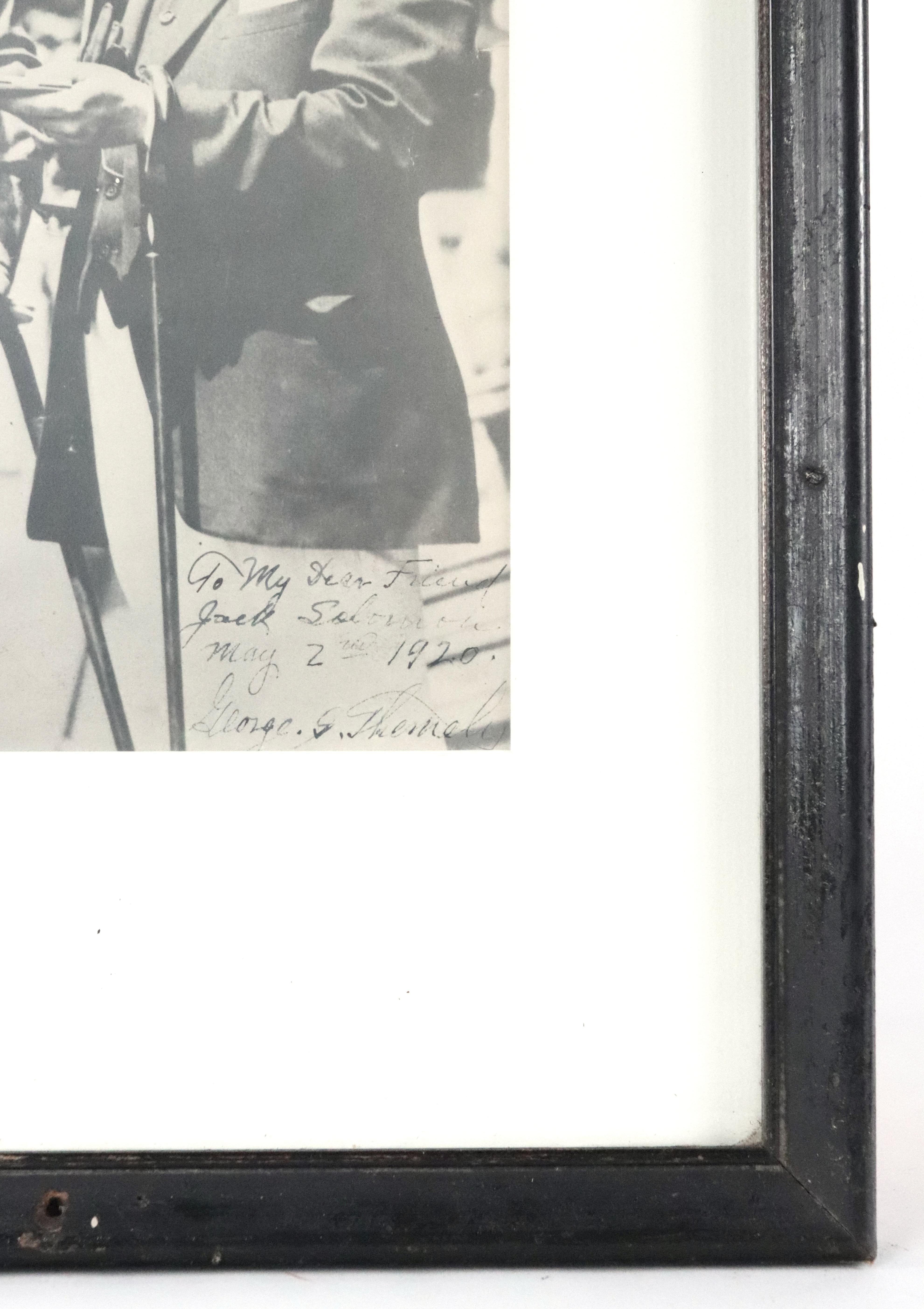 Photographie signée d'un gentleman dans un cadre B & W des années 1920 en vente 4