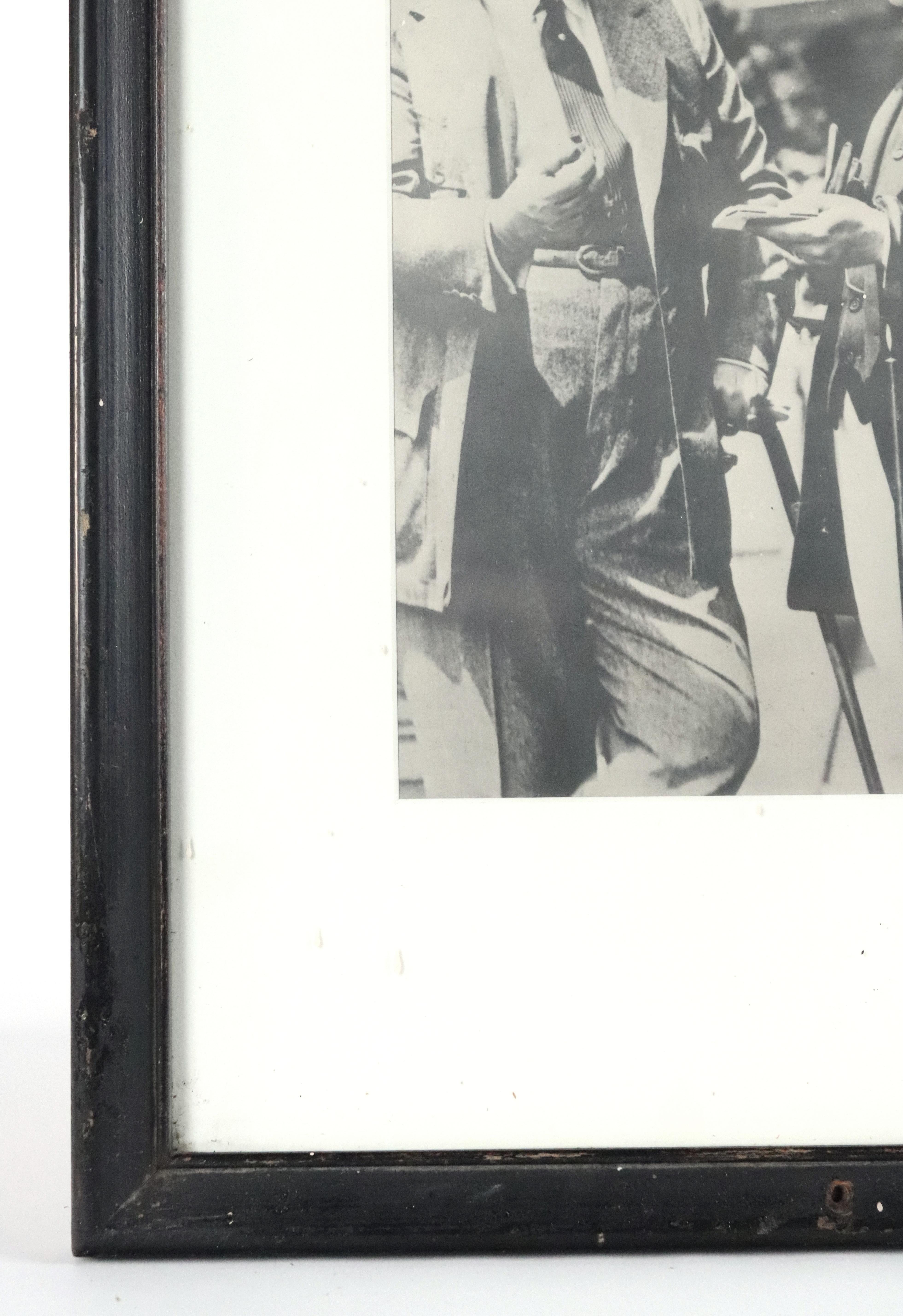 Photographie signée d'un gentleman dans un cadre B & W des années 1920 en vente 5