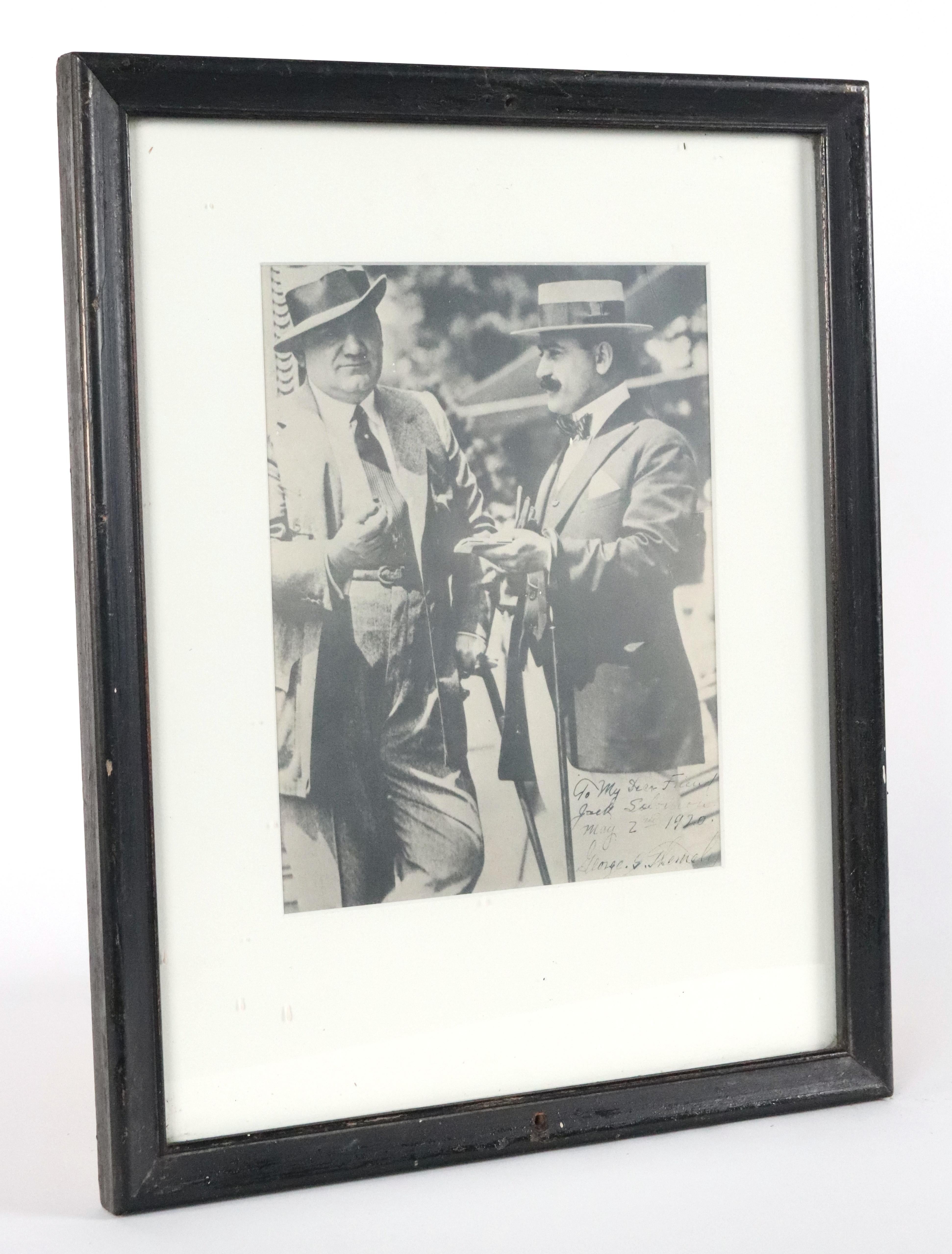 Photographie ancienne en noir et blanc de deux hommes en tenue de soirée. Les noms écrits à la main sont assez difficiles à traduire. Notre meilleure traduction est la suivante : 