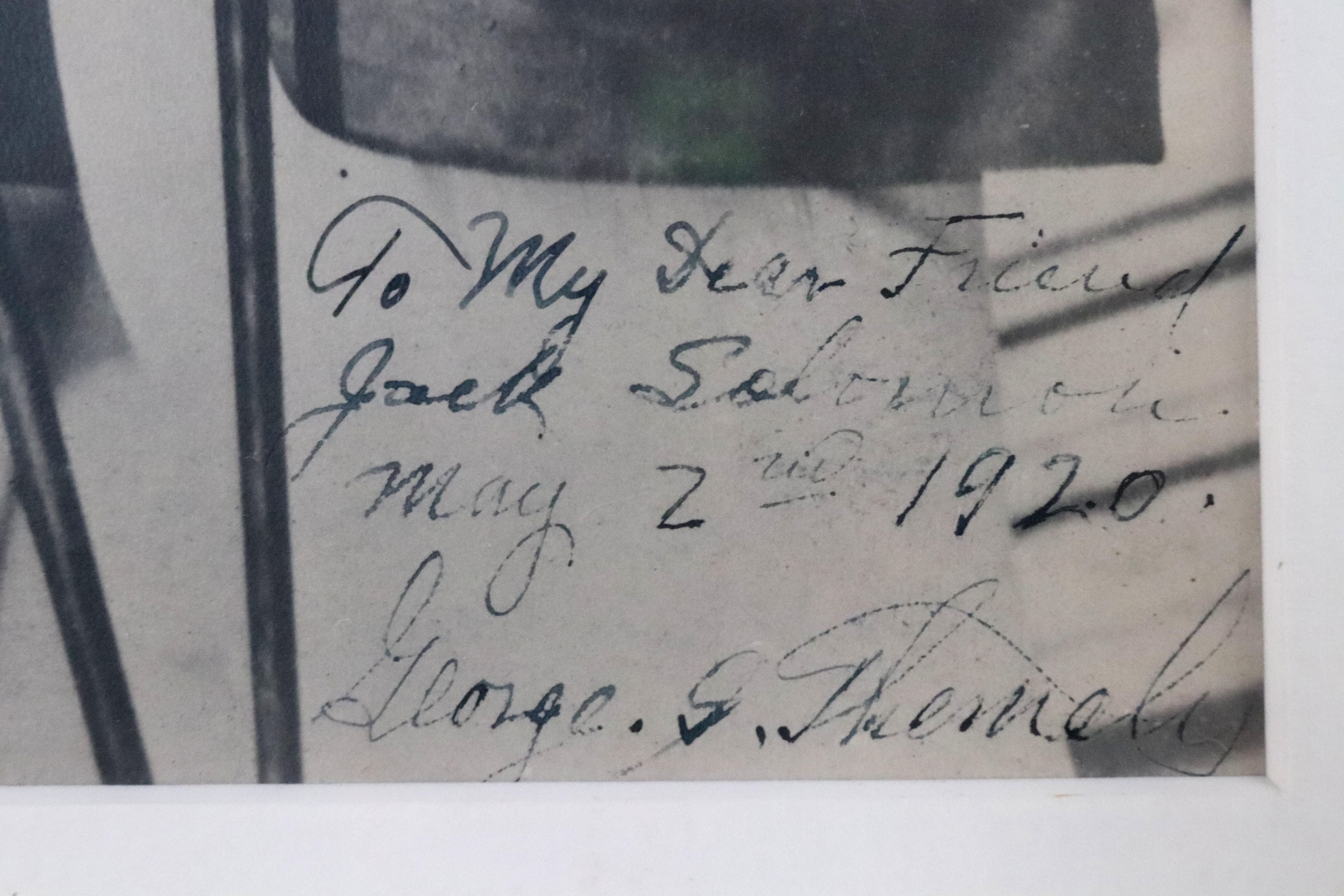 Verre Photographie signée d'un gentleman dans un cadre B & W des années 1920 en vente