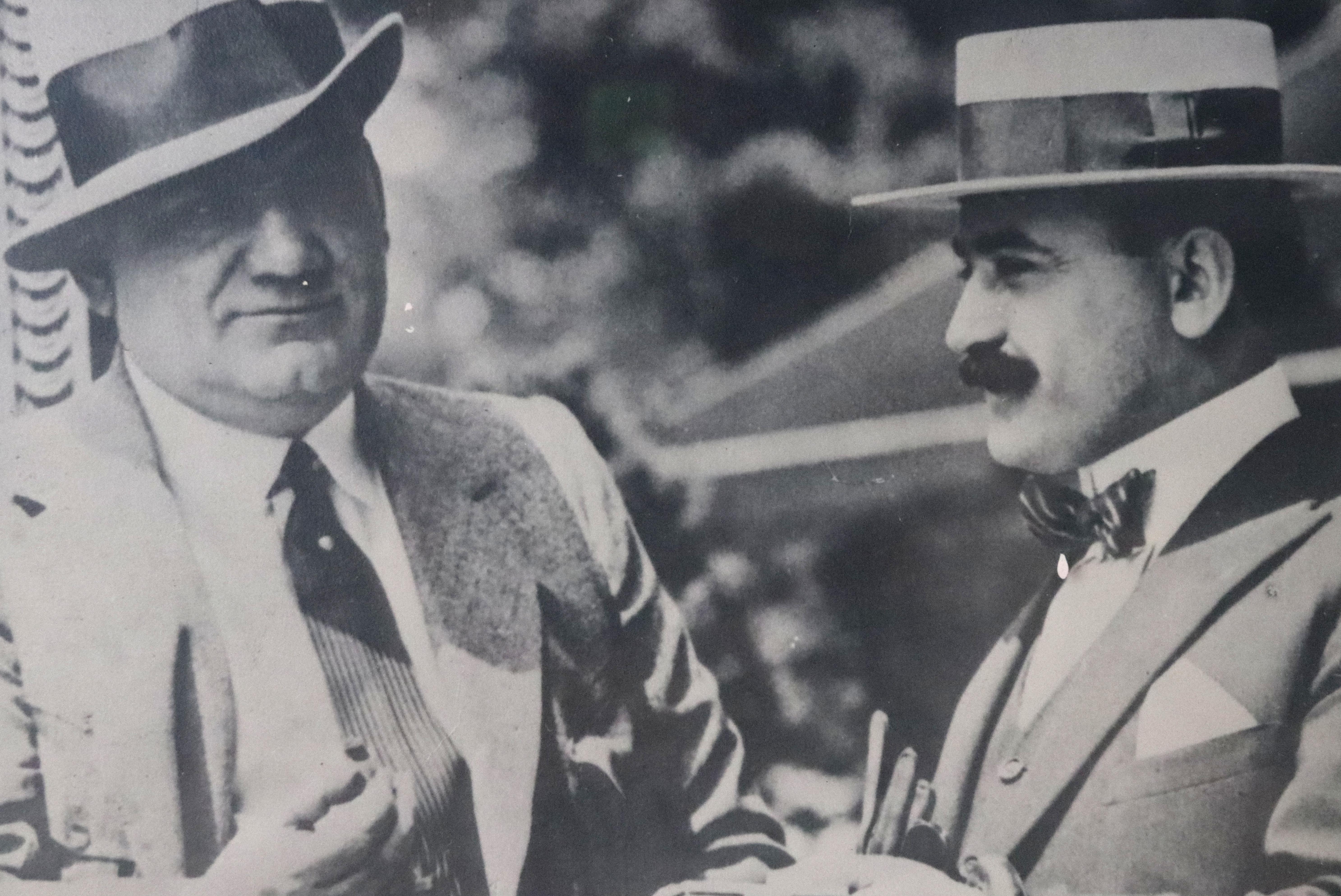Photographie signée d'un gentleman dans un cadre B & W des années 1920 en vente 1