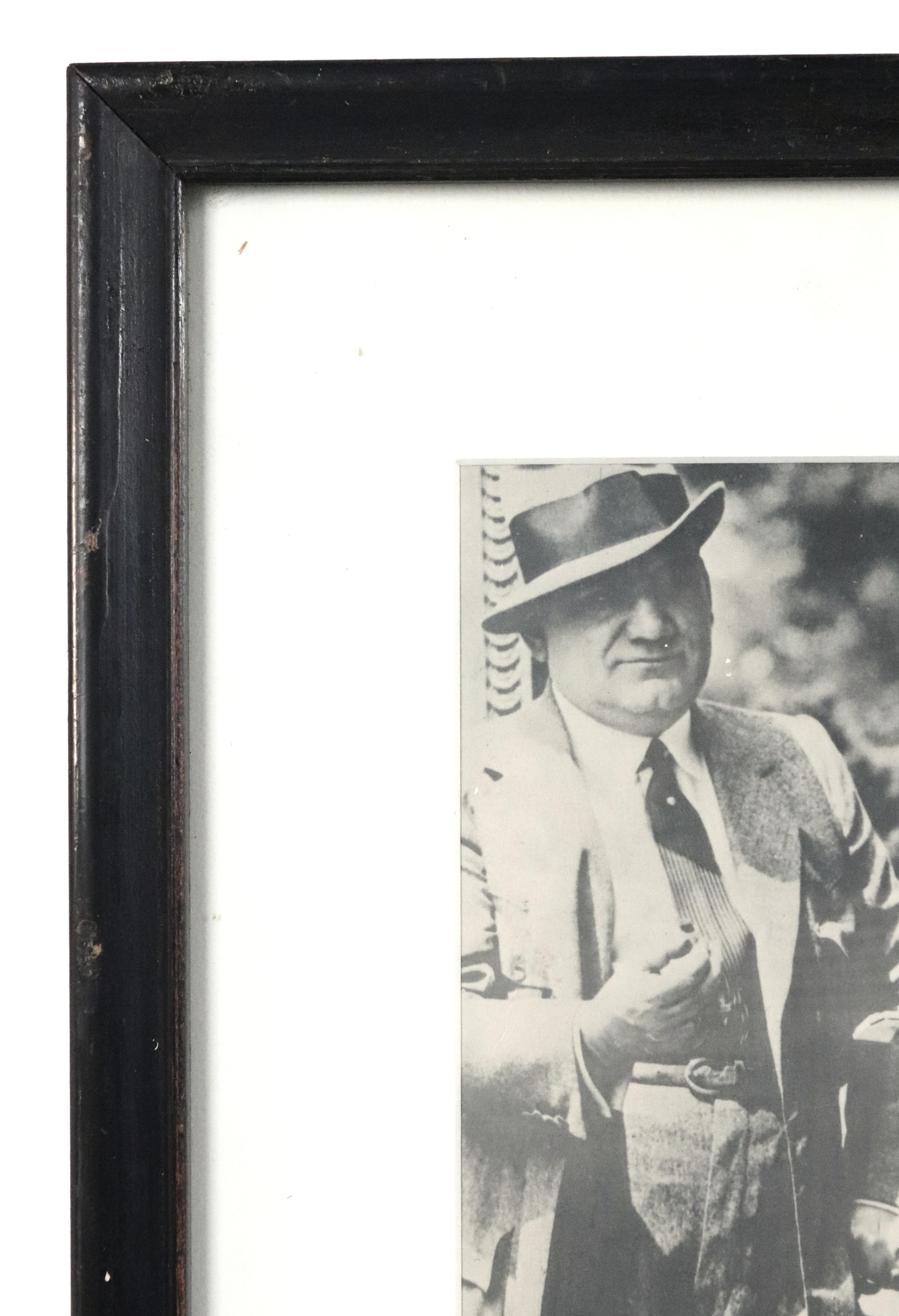 Photographie signée d'un gentleman dans un cadre B & W des années 1920 en vente 2