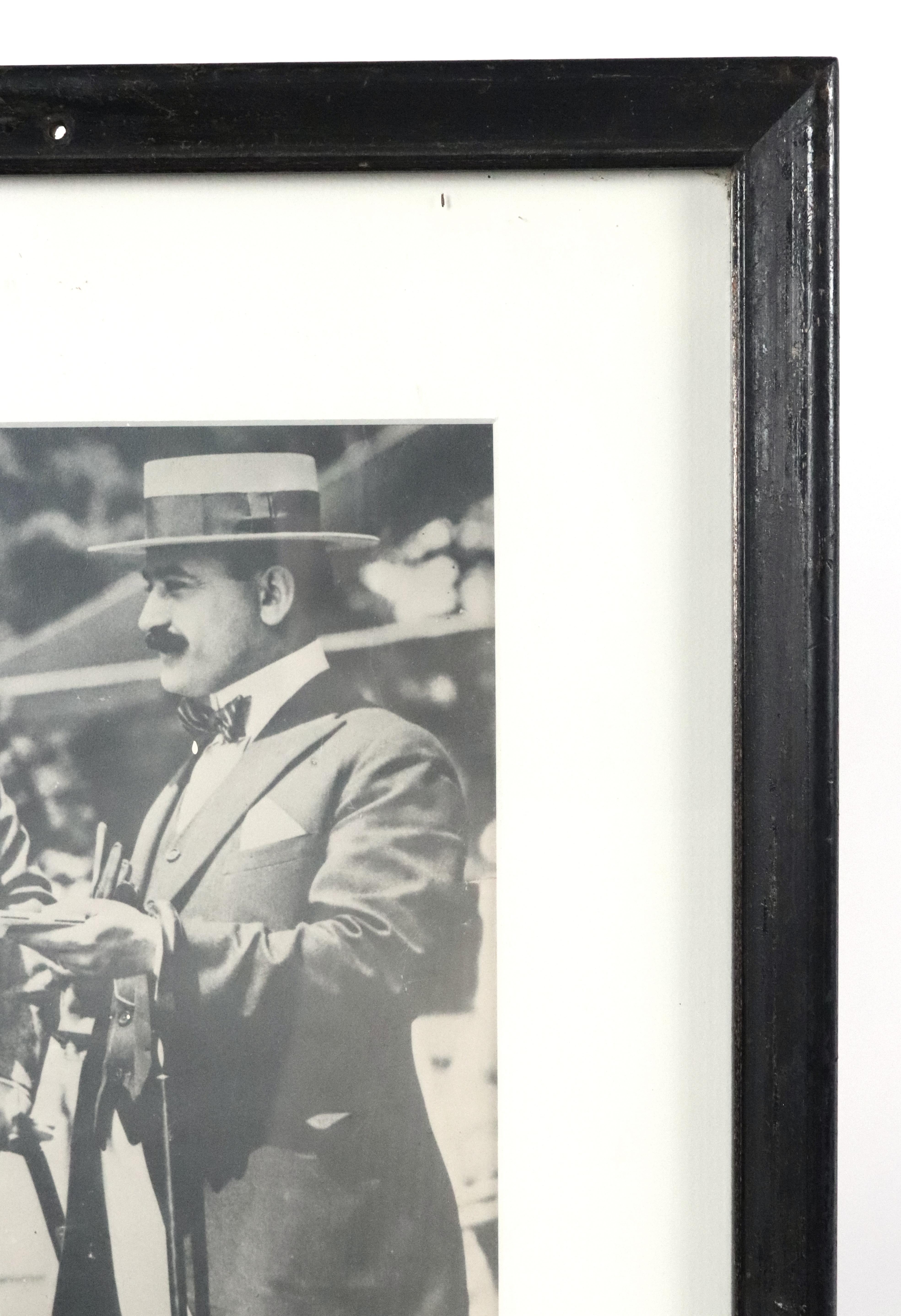 Photographie signée d'un gentleman dans un cadre B & W des années 1920 en vente 3