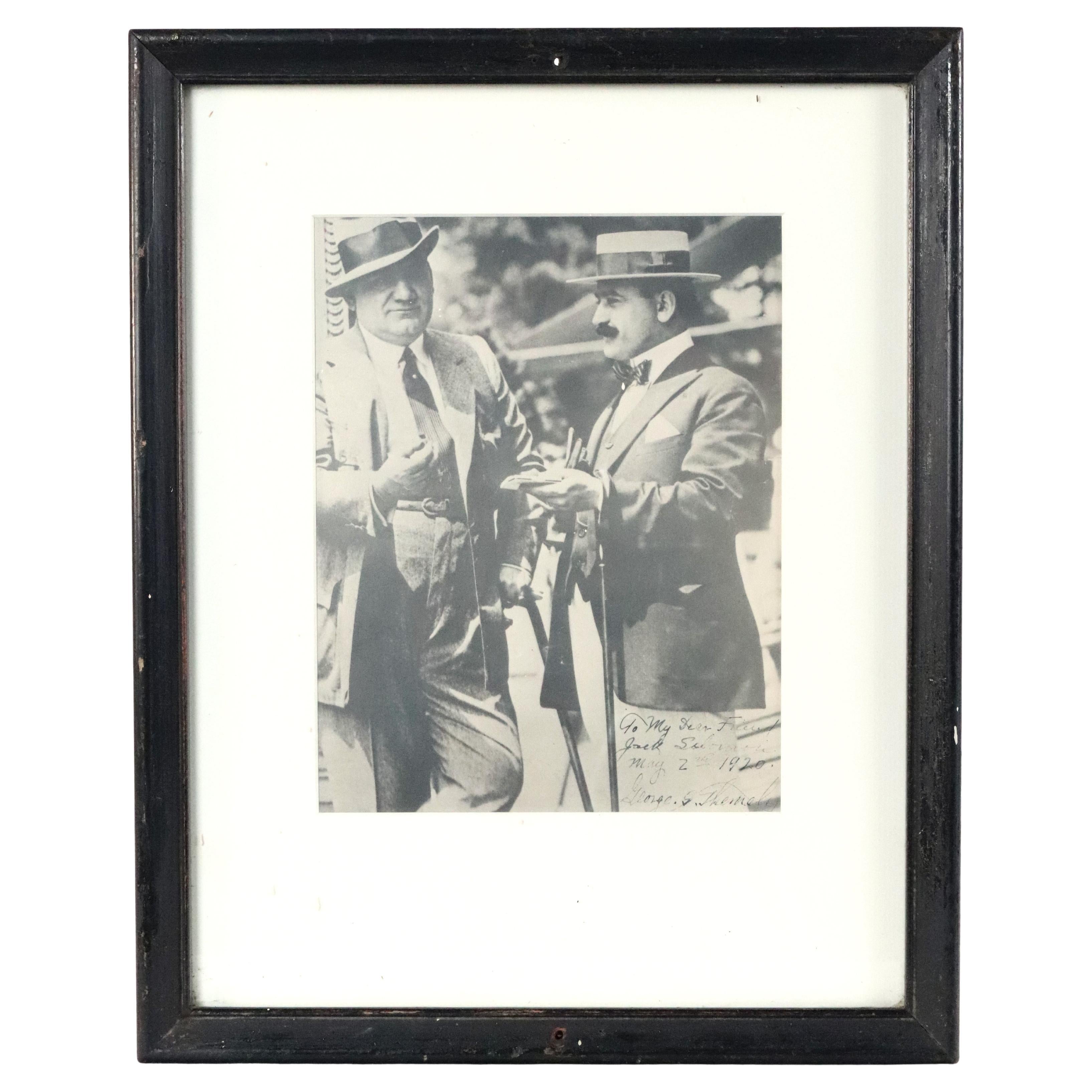 Photographie signée d'un gentleman dans un cadre B & W des années 1920 en vente
