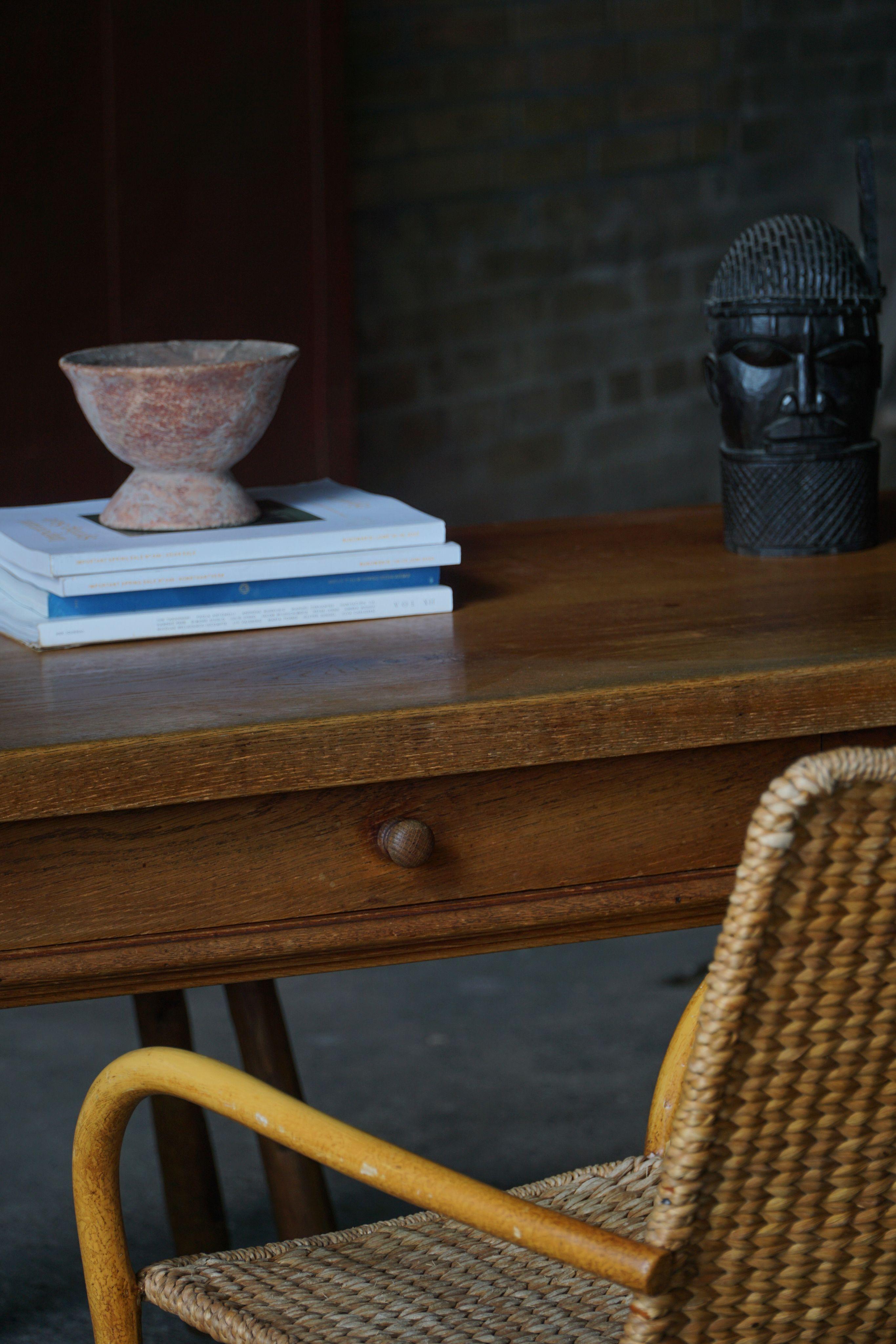 Escritorio / Mesa de estilo barroco de los años 20 en roble macizo, por un ebanista danés en venta 8