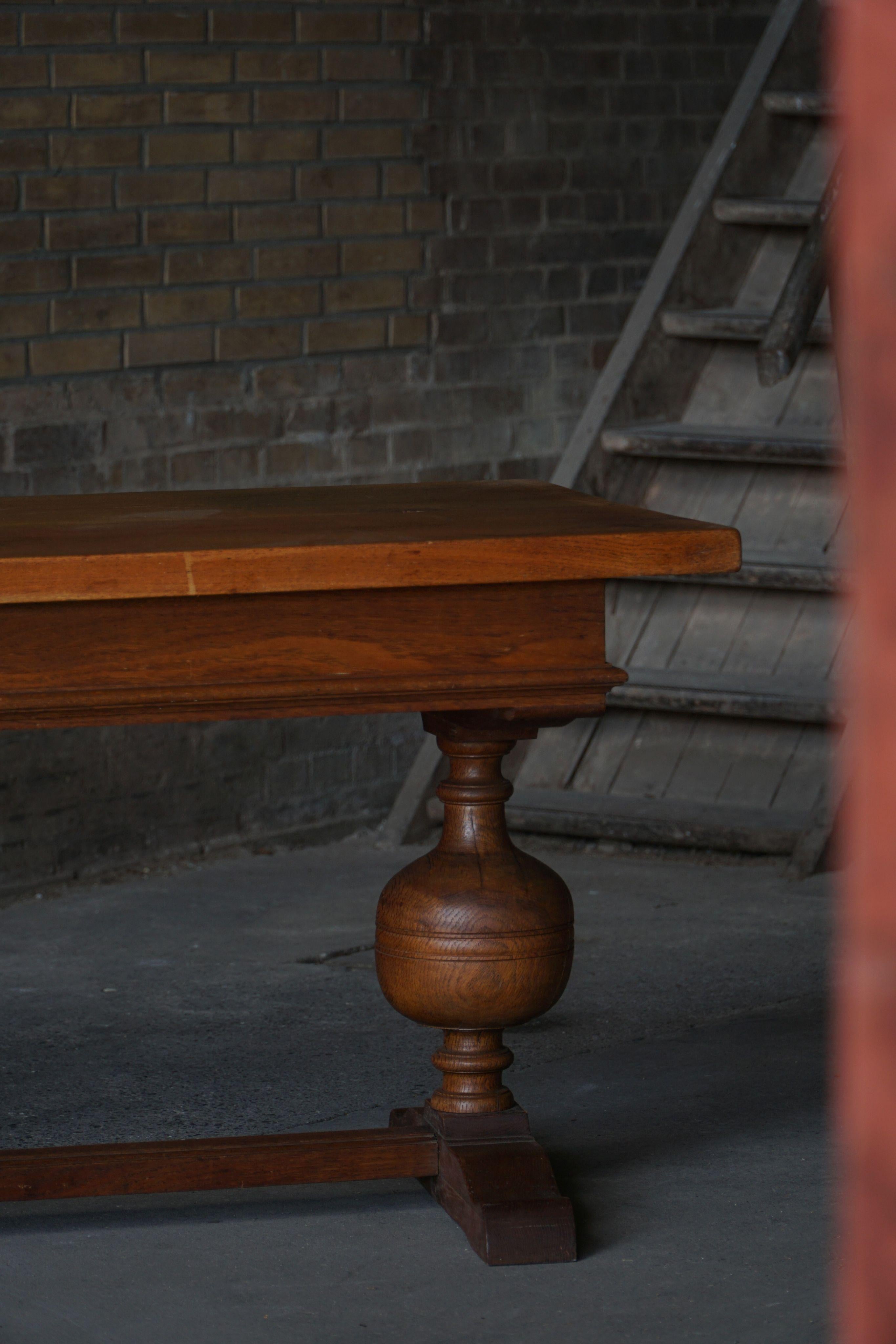 Escritorio / Mesa de estilo barroco de los años 20 en roble macizo, por un ebanista danés en venta 10