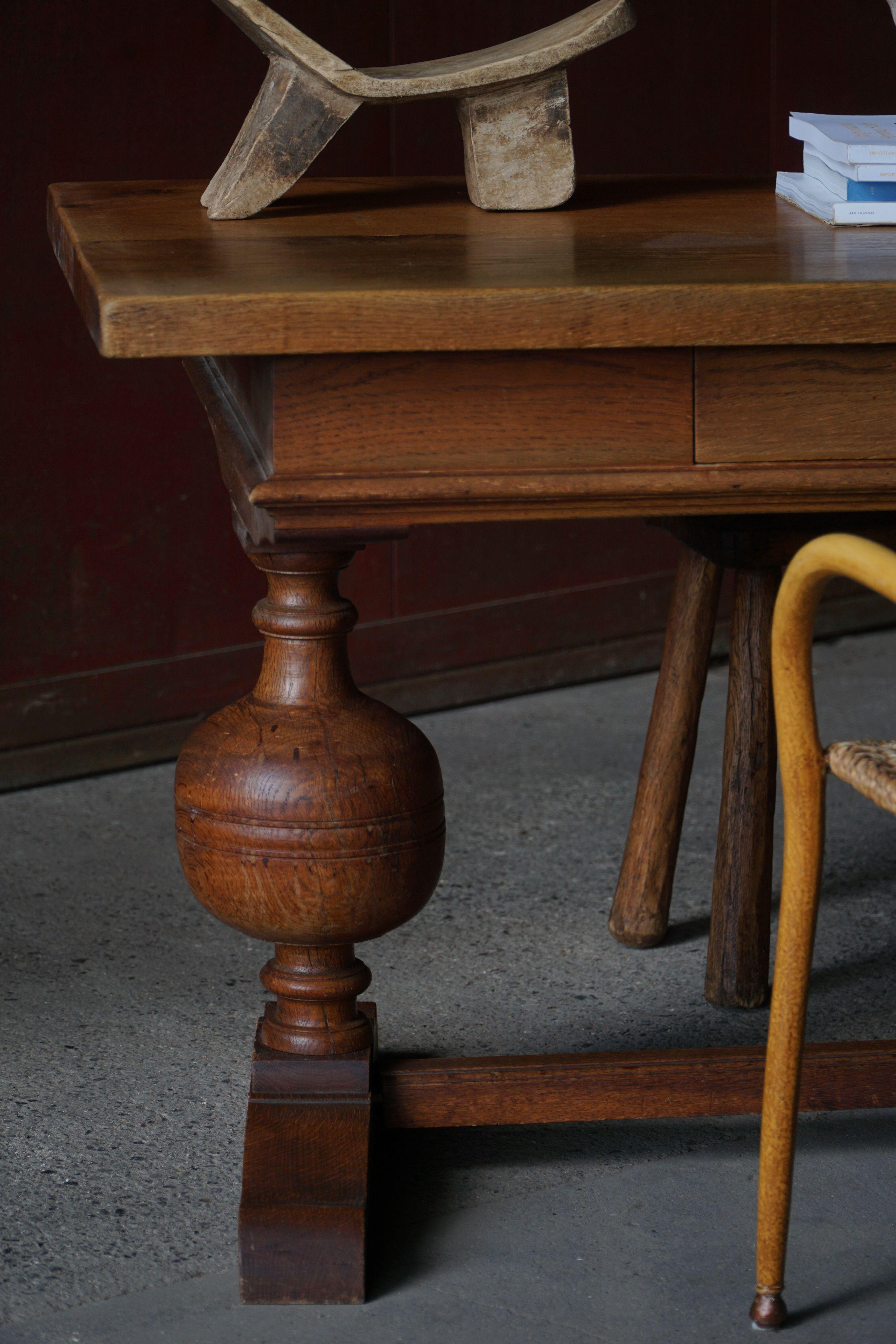 Escritorio / Mesa de estilo barroco de los años 20 en roble macizo, por un ebanista danés Danés en venta