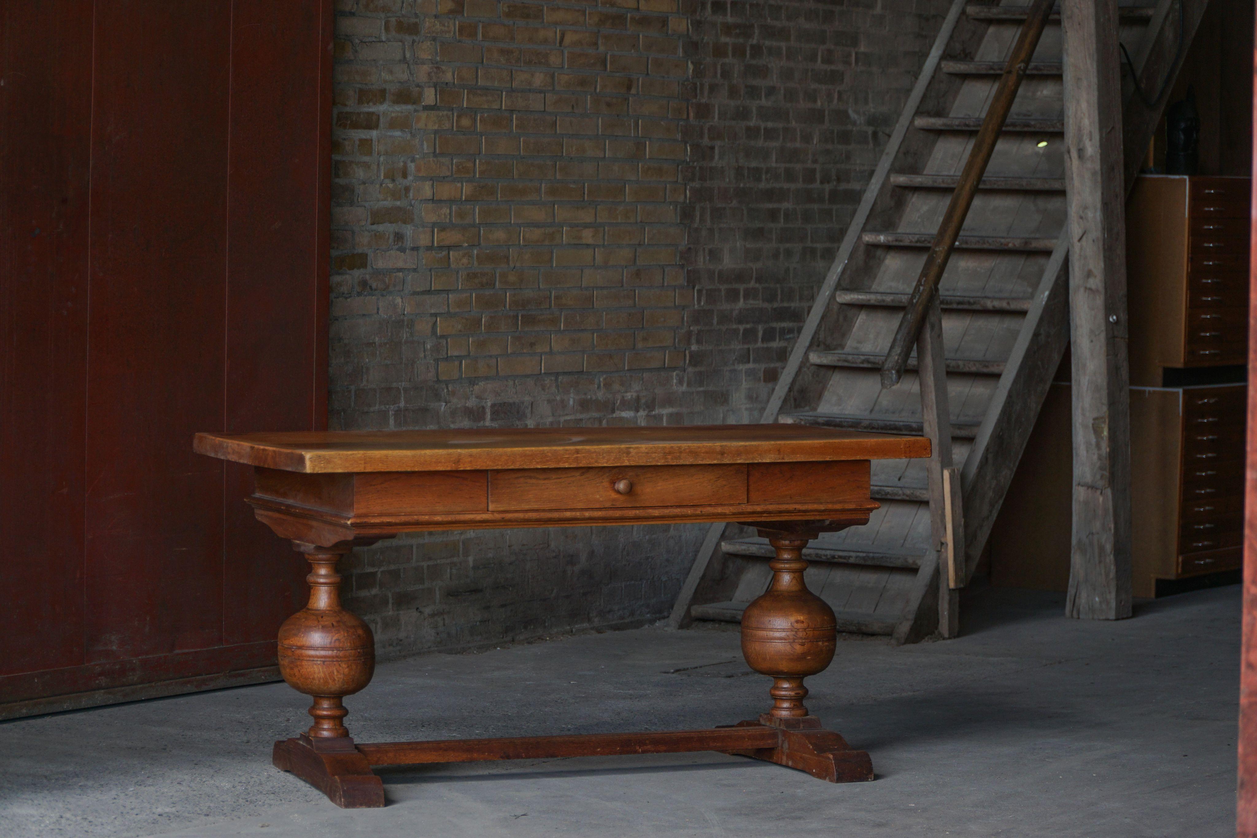 Escritorio / Mesa de estilo barroco de los años 20 en roble macizo, por un ebanista danés en Bueno estado para la venta en Odense, DK
