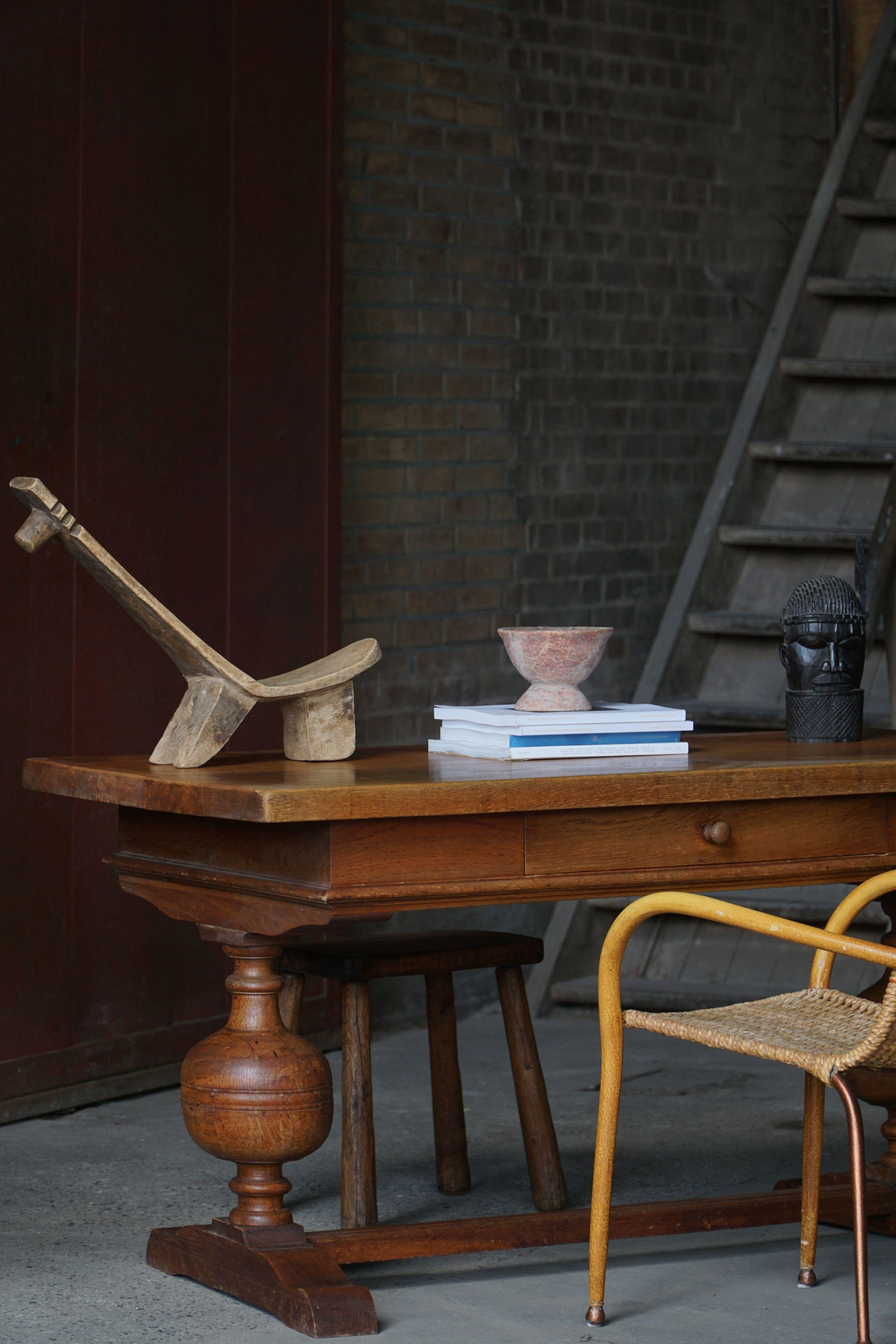 Escritorio / Mesa de estilo barroco de los años 20 en roble macizo, por un ebanista danés siglo XX en venta
