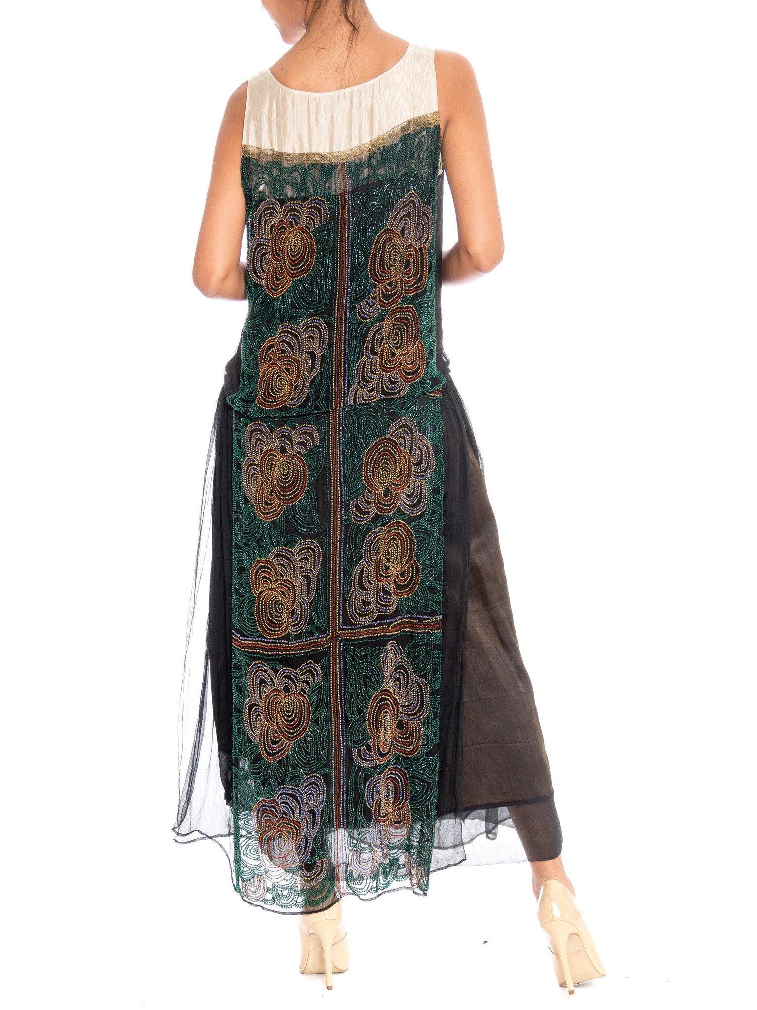 Robe de cocktail en mousseline de soie noire perlée sur satin avec art déco doré, années 1920 Bon état - En vente à New York, NY