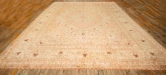 Tapis turc ancien de type Herekeh en soie, à motifs floraux traditionnels, fond beige, des années 1920