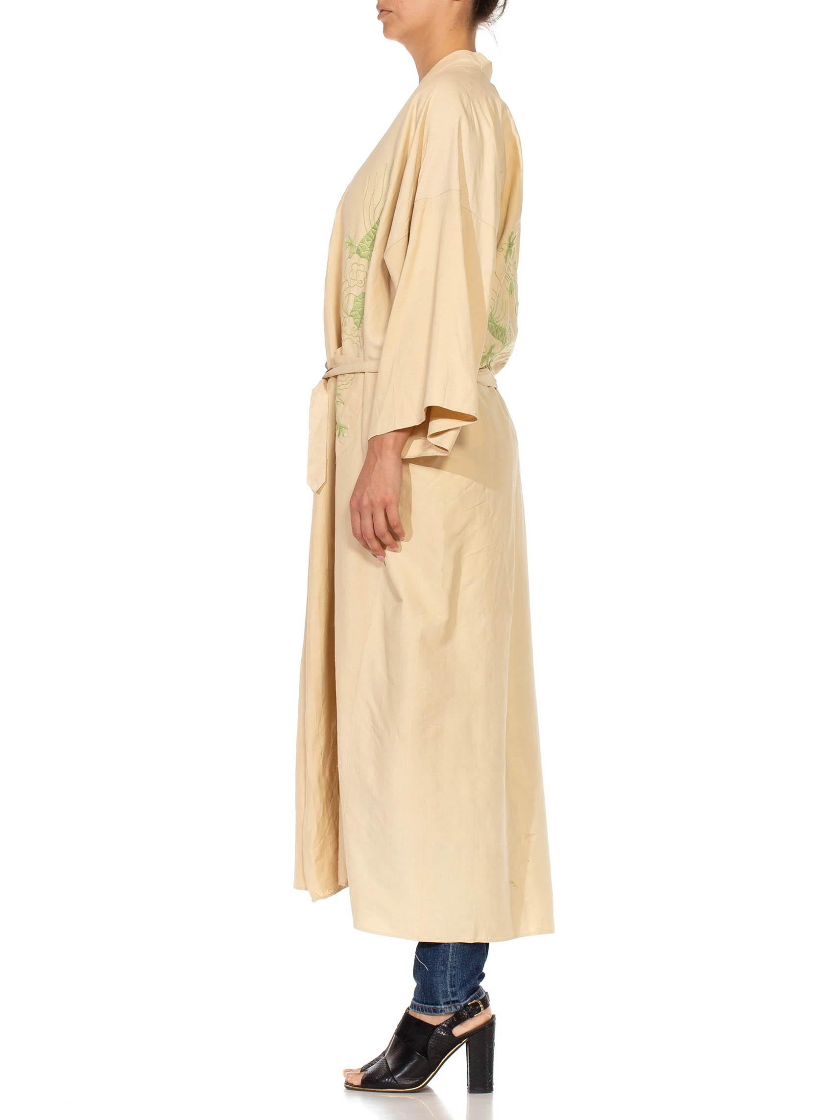 Années 1920 - Chinoiserie en coton beige et vert clair brodé de dragon  Caftan caftan Pour femmes en vente