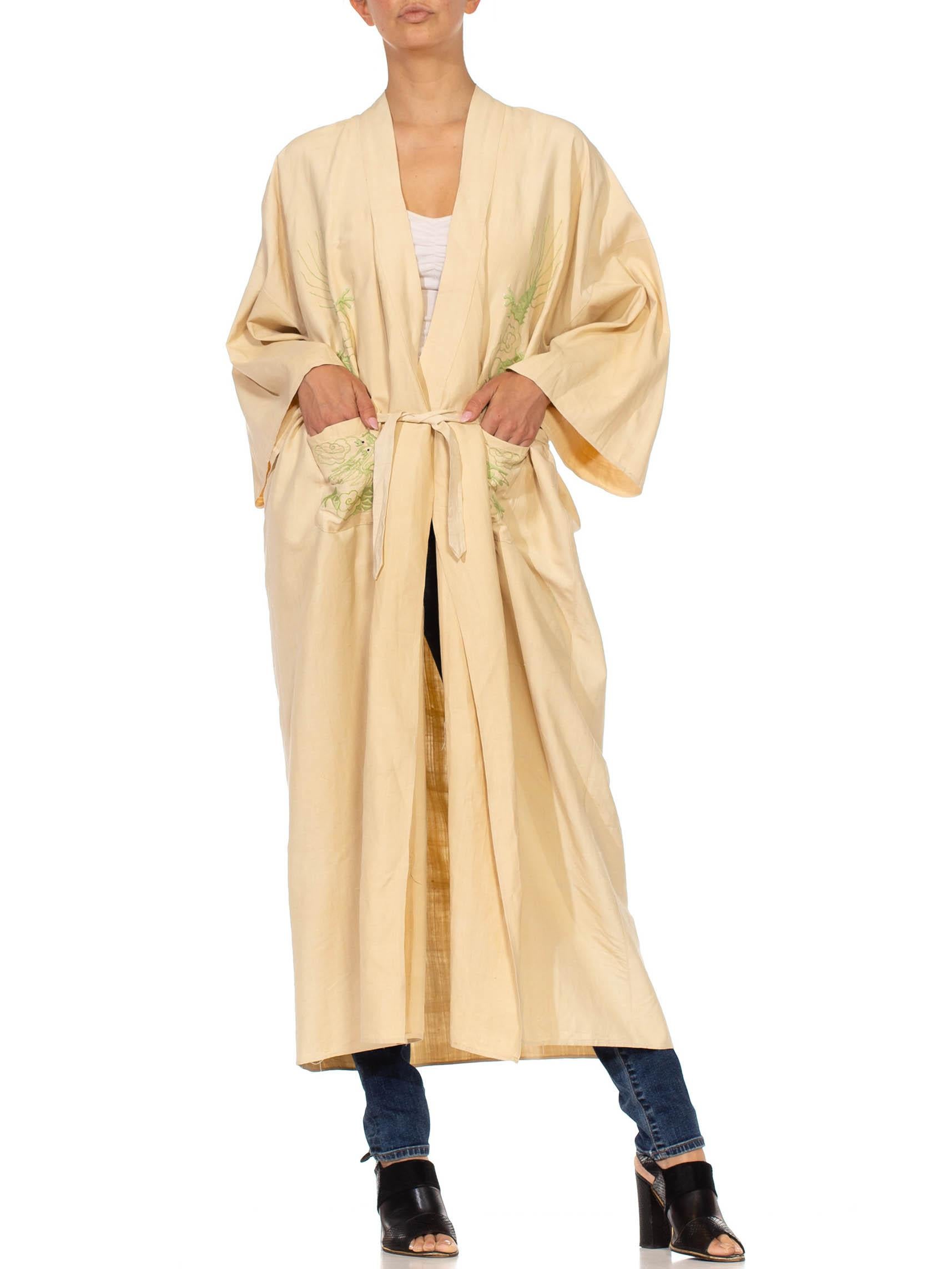 Années 1920 - Chinoiserie en coton beige et vert clair brodé de dragon  Caftan caftan en vente 3