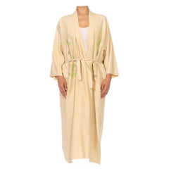 Abito anni '20 in cotone beige e verde chiaro con drago ricamato  Kaftano