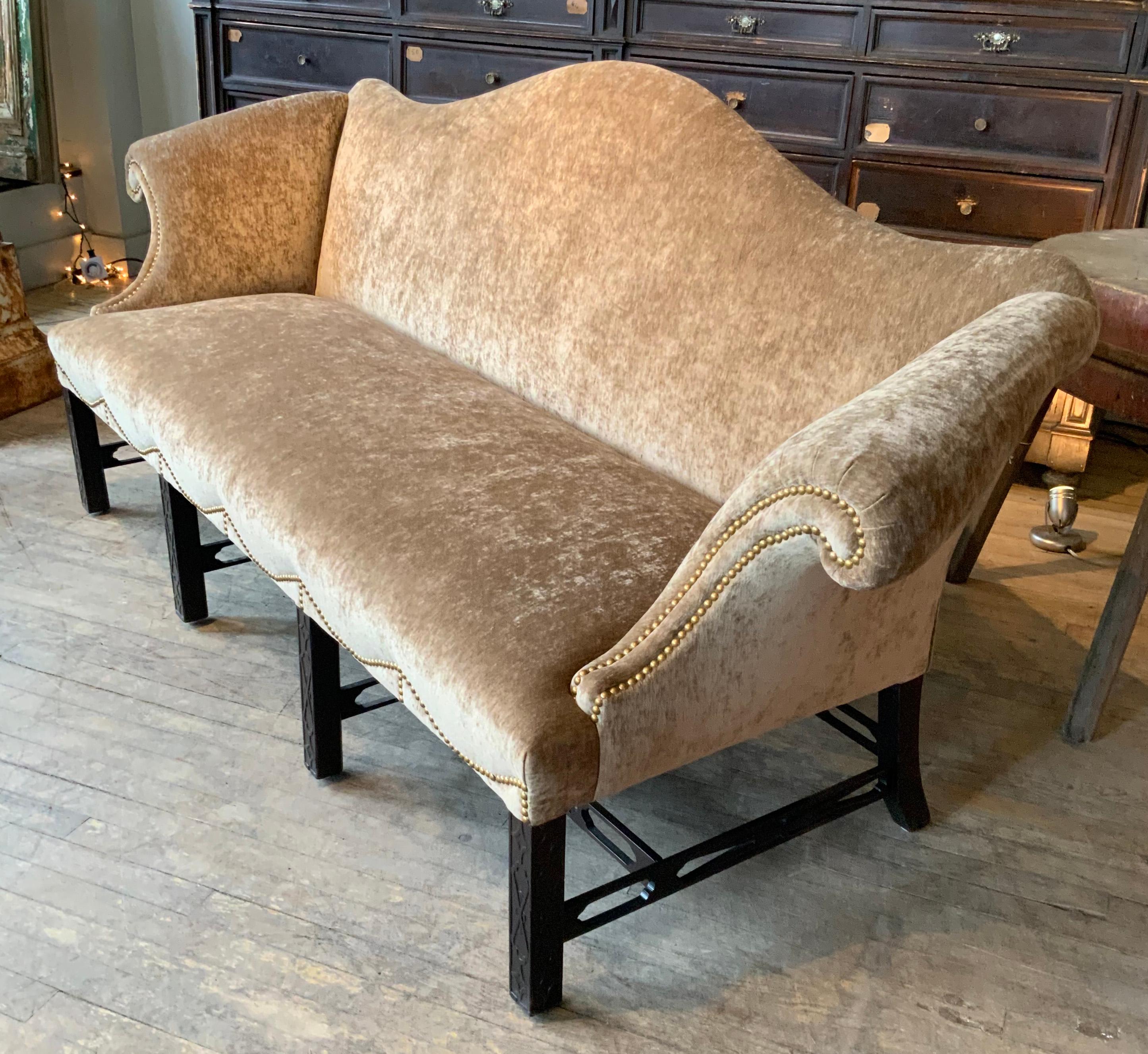1920s Beige Velvet Camelback Sofa with Chinese Chippendale Base In Good Condition For Sale In Hudson, NY