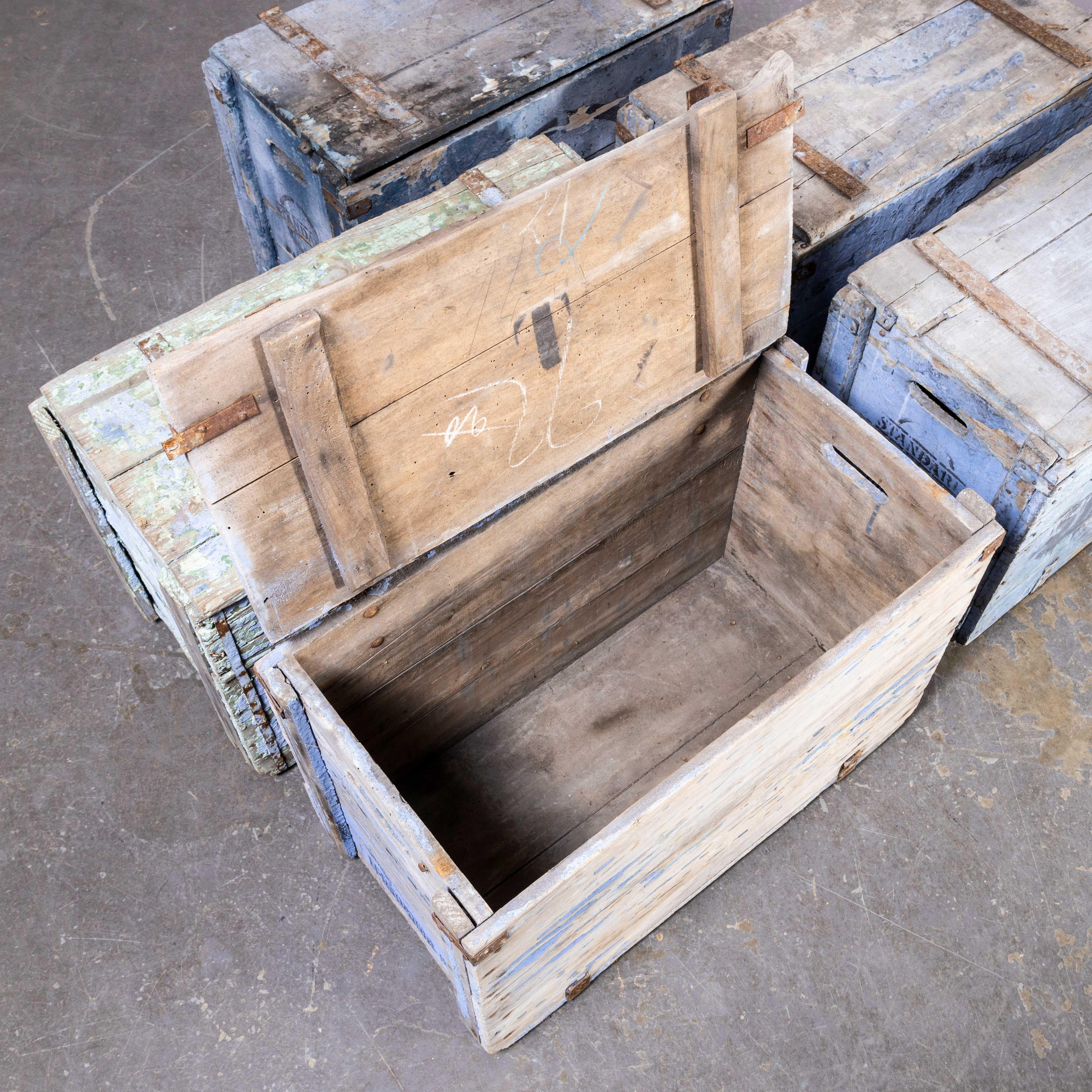 Bois Crates belges à charnières bleu poussière des années 1920 en vente