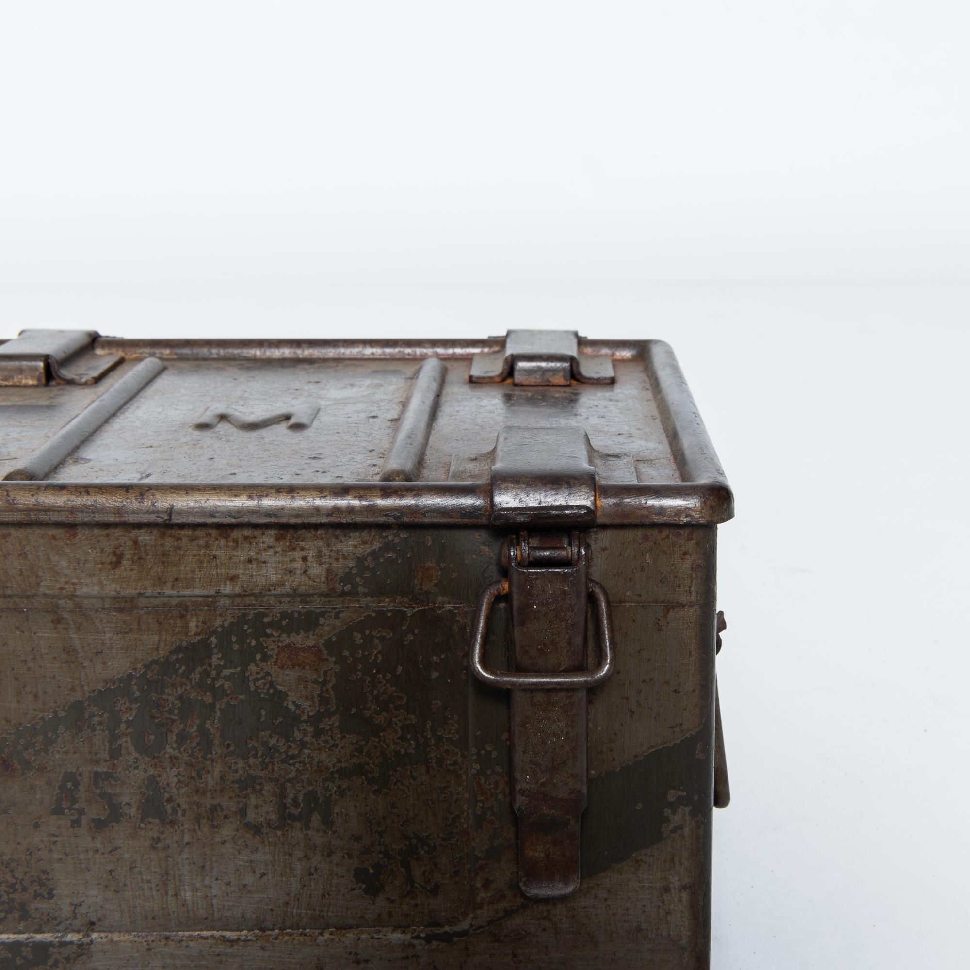Boîte en métal belge des années 1920 Bon état - En vente à High Point, NC