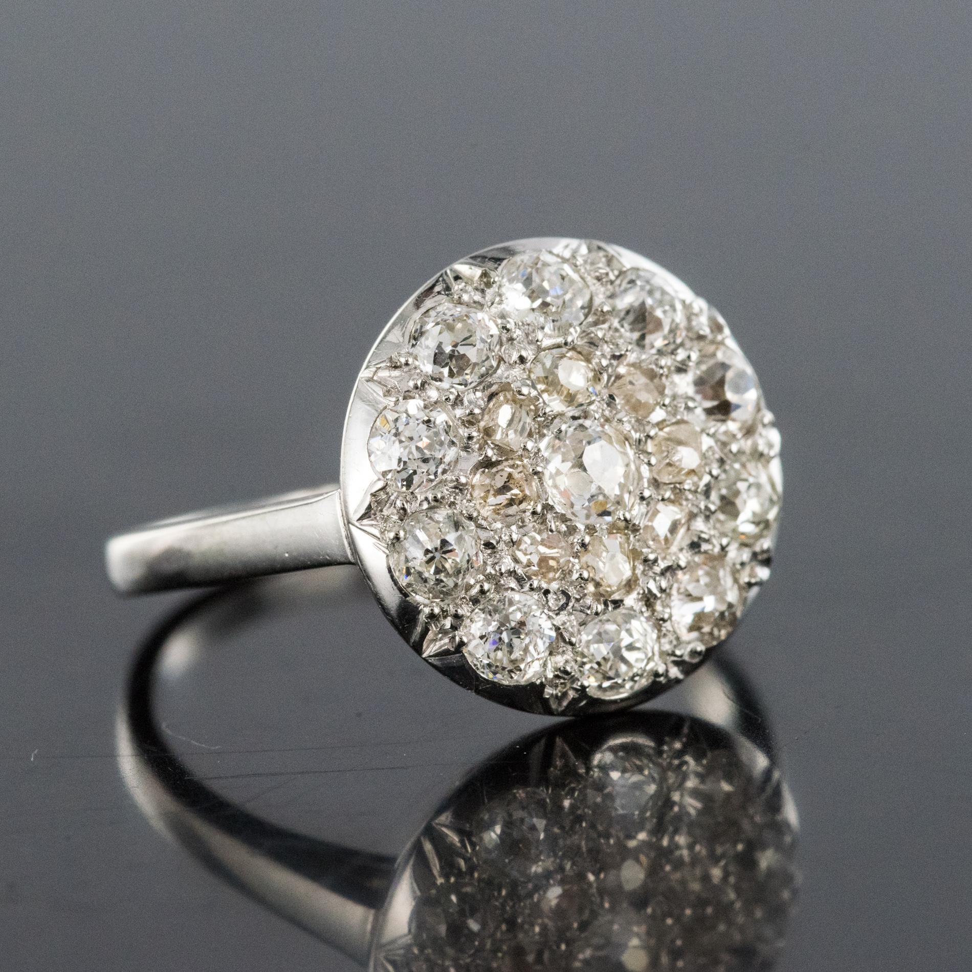 Taille brillant Bague ronde plate en or blanc 18 carats avec diamants Belle Époque, années 1920