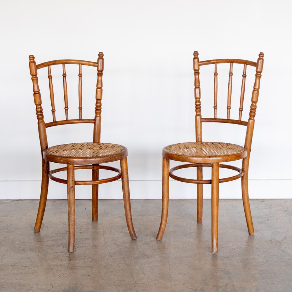 Magnifique chaise en bois courbé de J. & J. Kohn d'Autriche, années 1920. Jolis pieds en bois courbé et dossier en bois à lattes avec siège en rotin d'origine. La finition d'origine est très ancienne et patinée. Deux disponibles et vendus