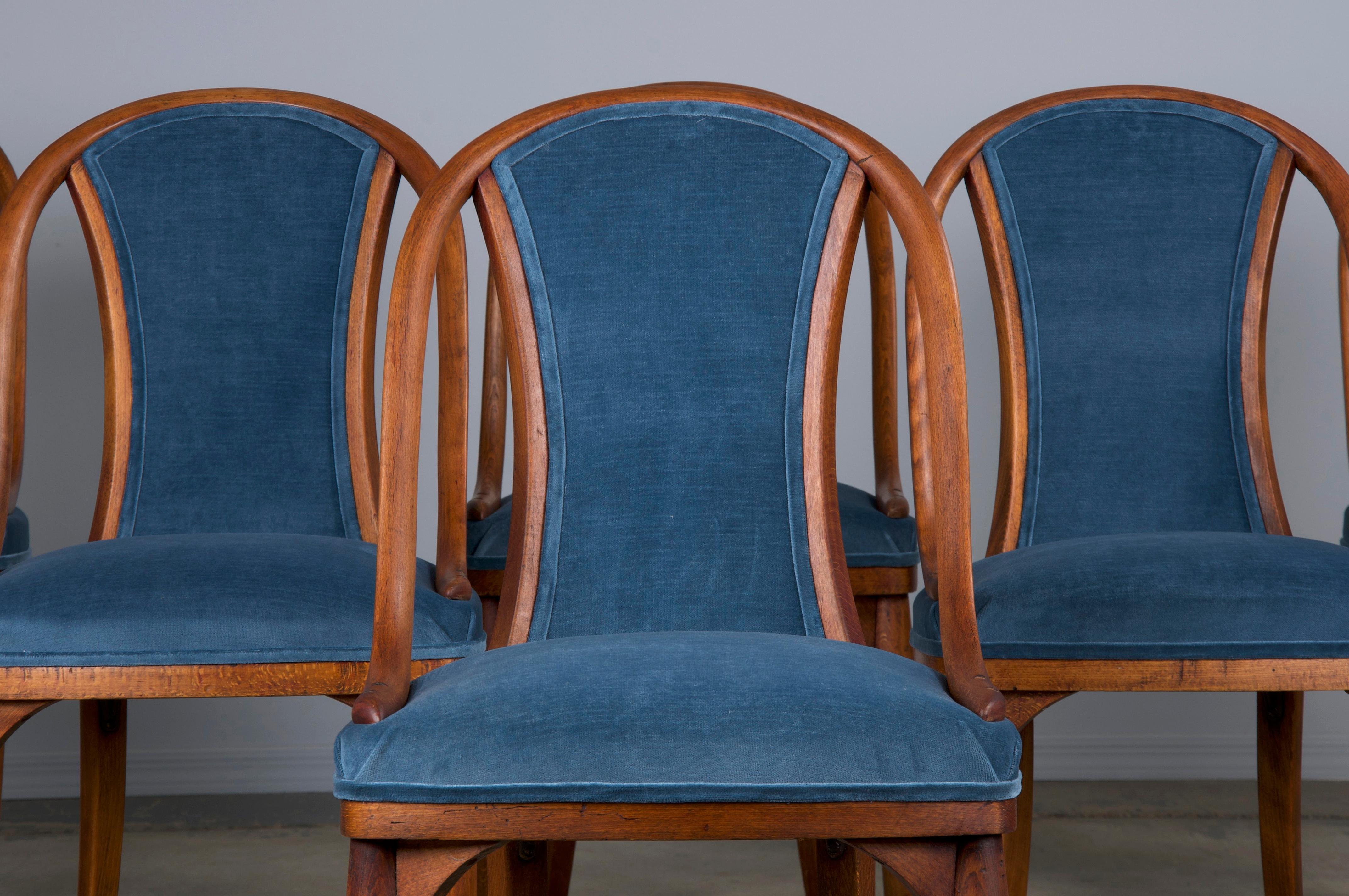 An exquisite set of six bentwood gondola dining chairs designed by Otto Prutscher for Michael Thonet in the mid-1920s. These chairs first appeared in Thonet’s 1930s catalog under model A 845. Expertly crafted with a steamed bentwood beech frame,