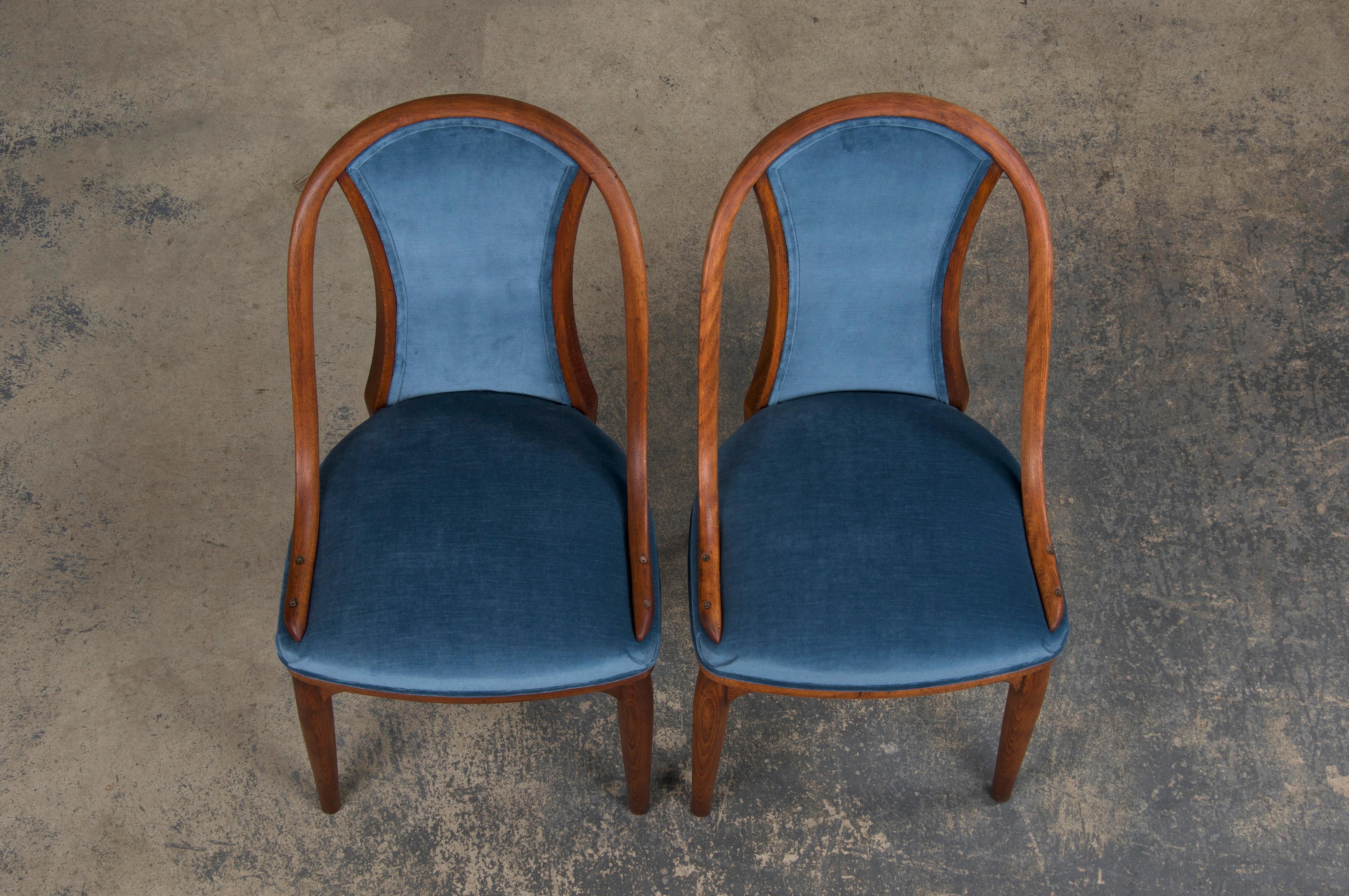 1920s Bentwood Gondola Dining Chairs W/ Blue Velvet by Thonet- Set of 6- Labeled In Good Condition In Astoria, NY