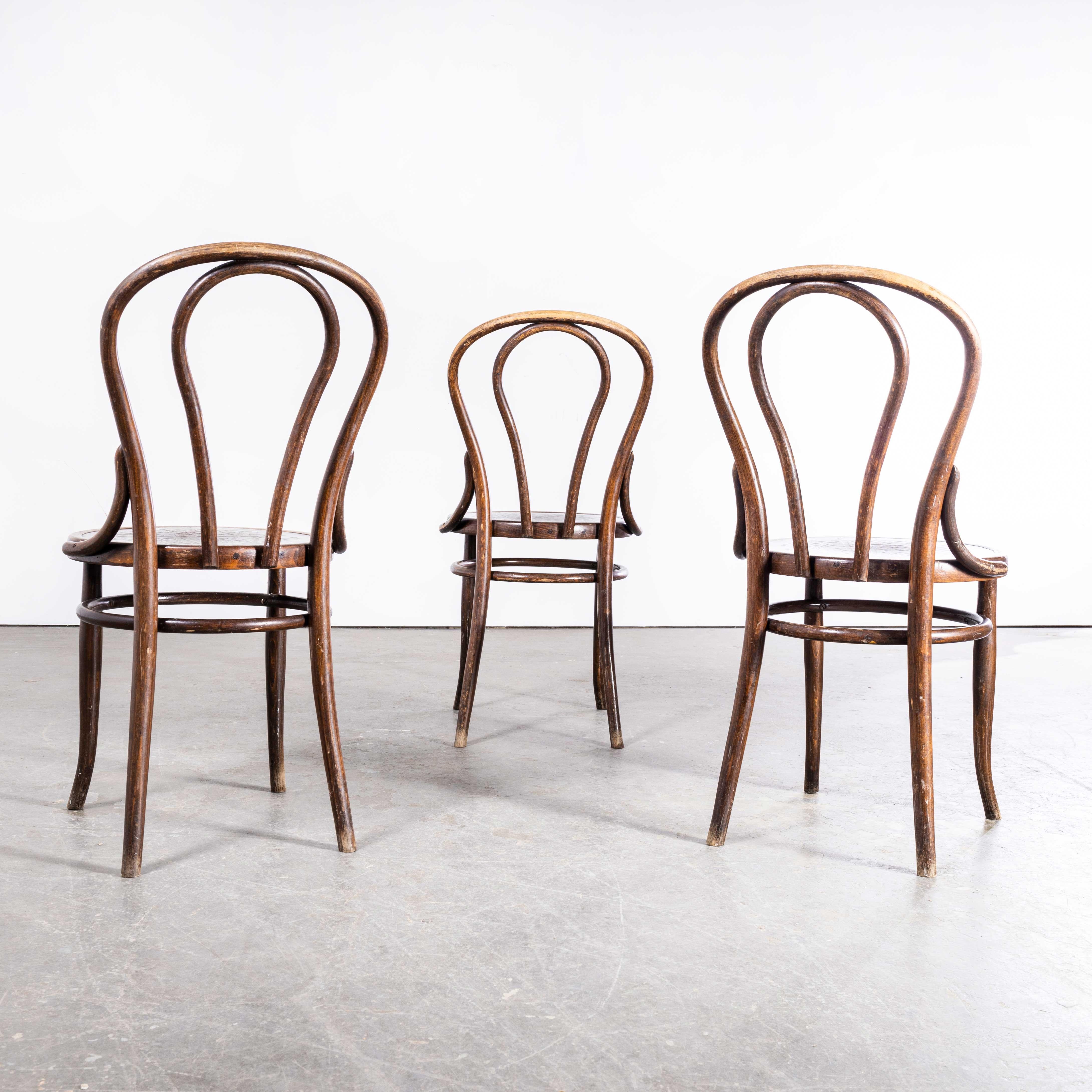 1920s Bentwood Ungvar Ungarn Hoop Dining Chairs – Set Of Three
1920s Bentwood Ungvar Ungarn Hoop Dining Chairs – Set Of Three. Made in Hungary by Ungvar Ungarn on of the well known bentwood producers from the old Austro Hungarian Empire. Both