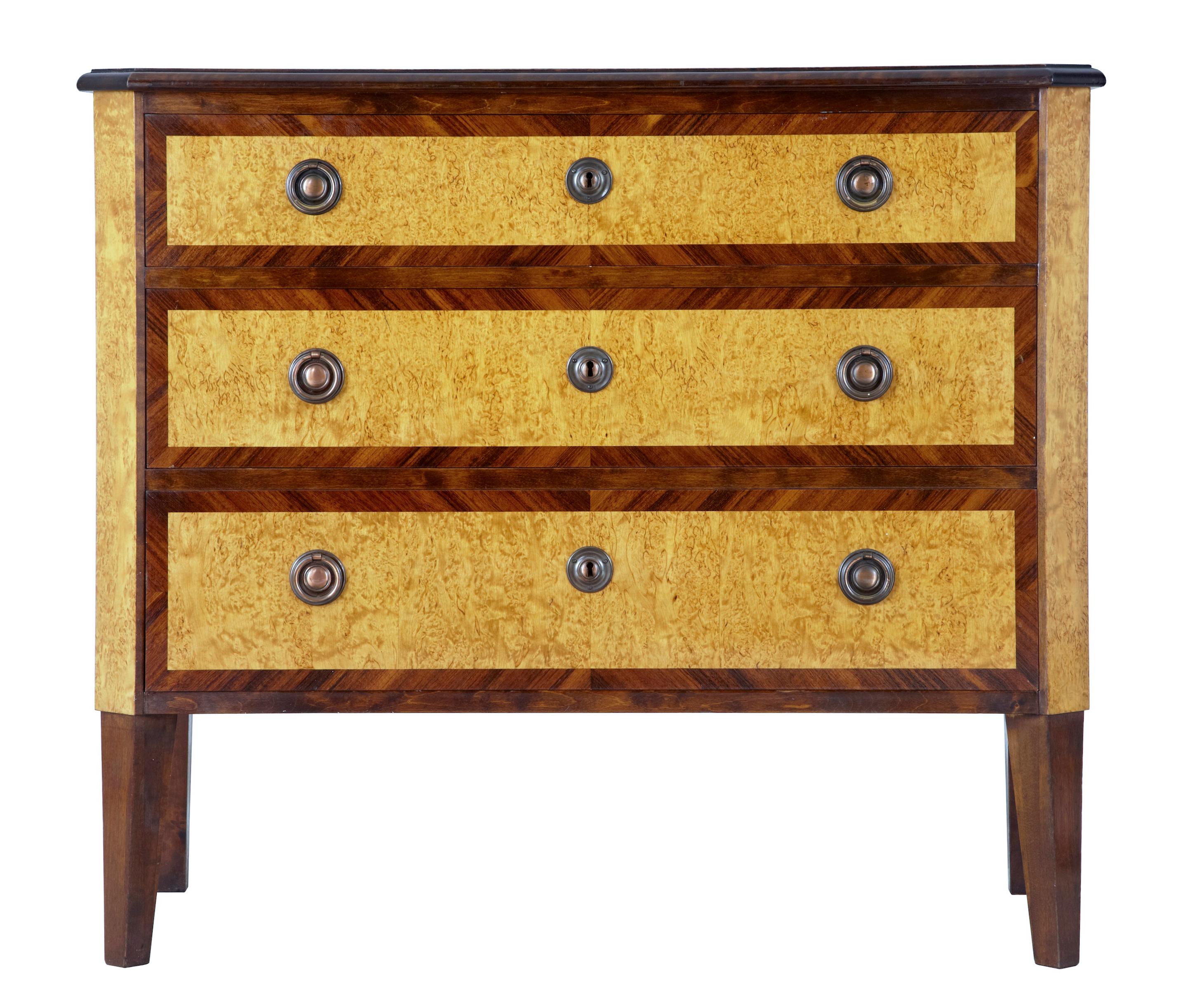 Swedish birch kingwood commode chest of drawers, circa 1920.

Fine quality graduating 3-drawer chest of drawers. Stained dark top surface and sides. Drawer fronts in golden birch with contrasting crossbanded edge fitted with ring handles and