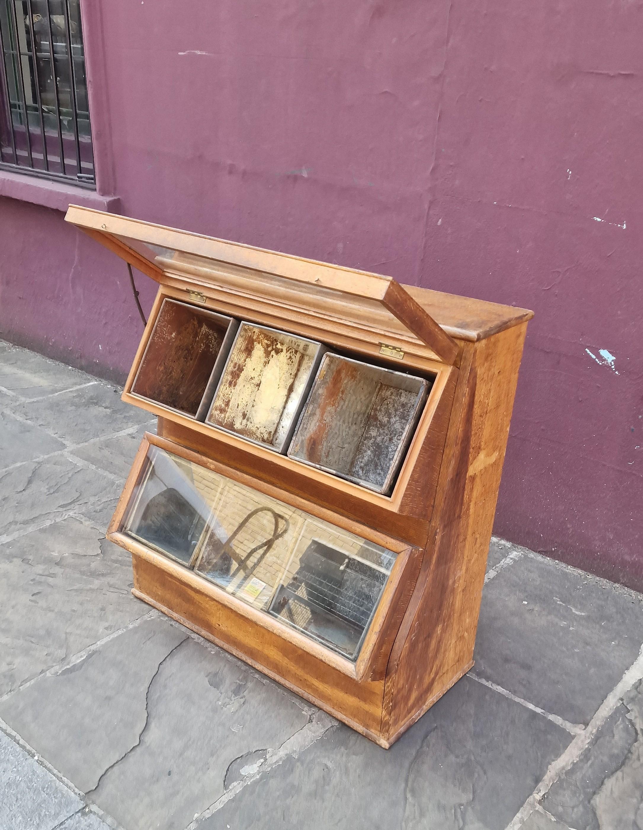 1920s Biscuit display cabinet In Good Condition For Sale In London, Lambeth