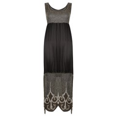 Robe de soirée longue en soie perlée noire et crème des années 1920