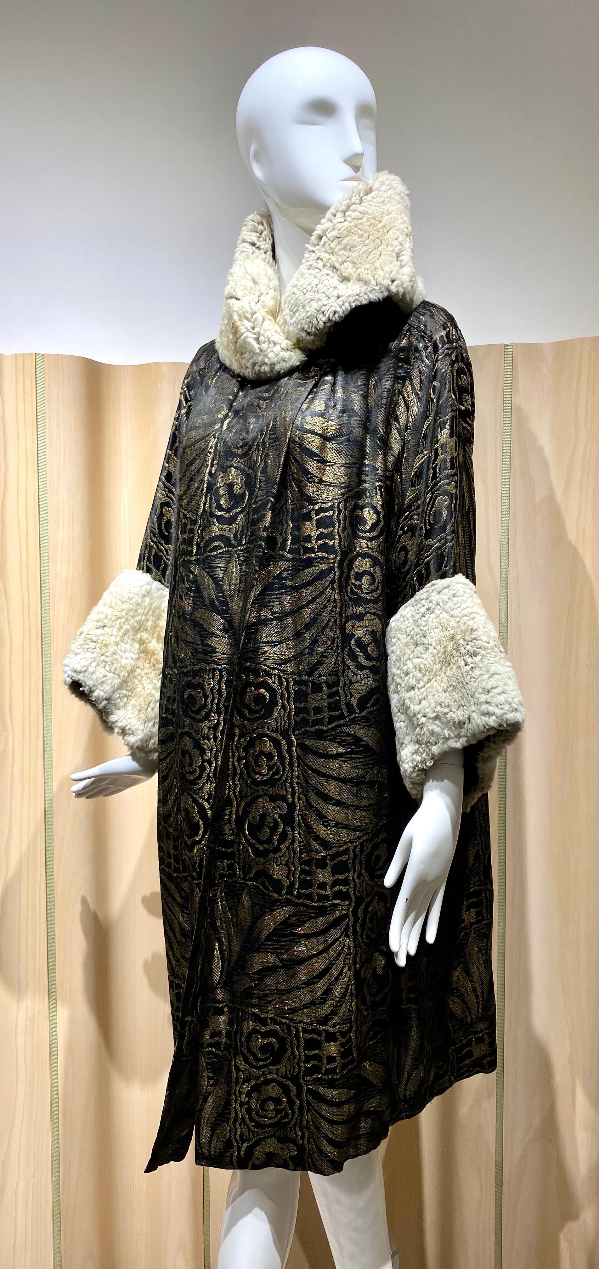 1920s Art Deco Black and Gold silk lame coat with soft fur. Coat is lined in silk charmeuse .
Size: Small and Medium
Measurement:
