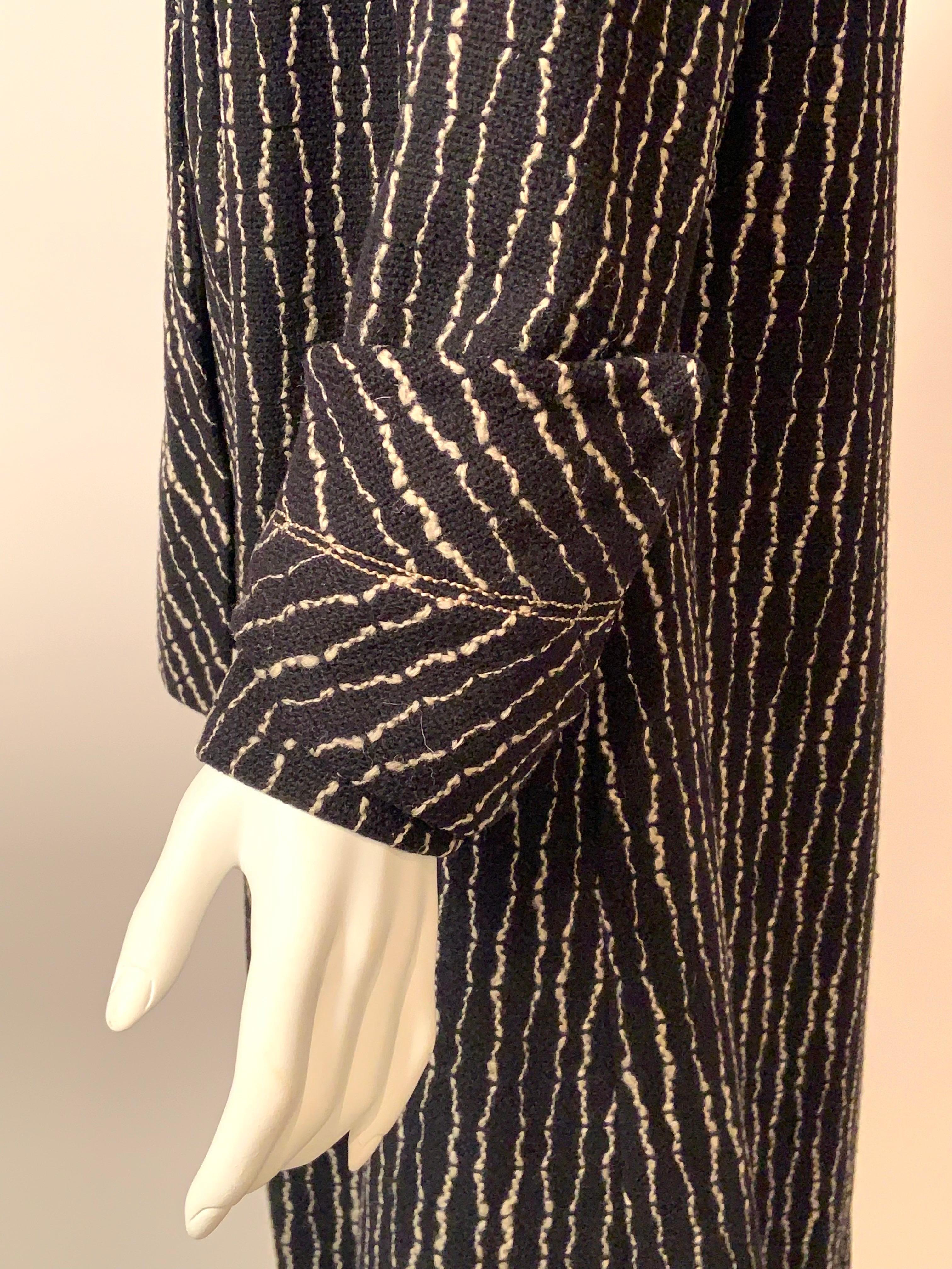 Manteau en laine noir et blanc des années 1920 avec écharpe attachée en vente 5