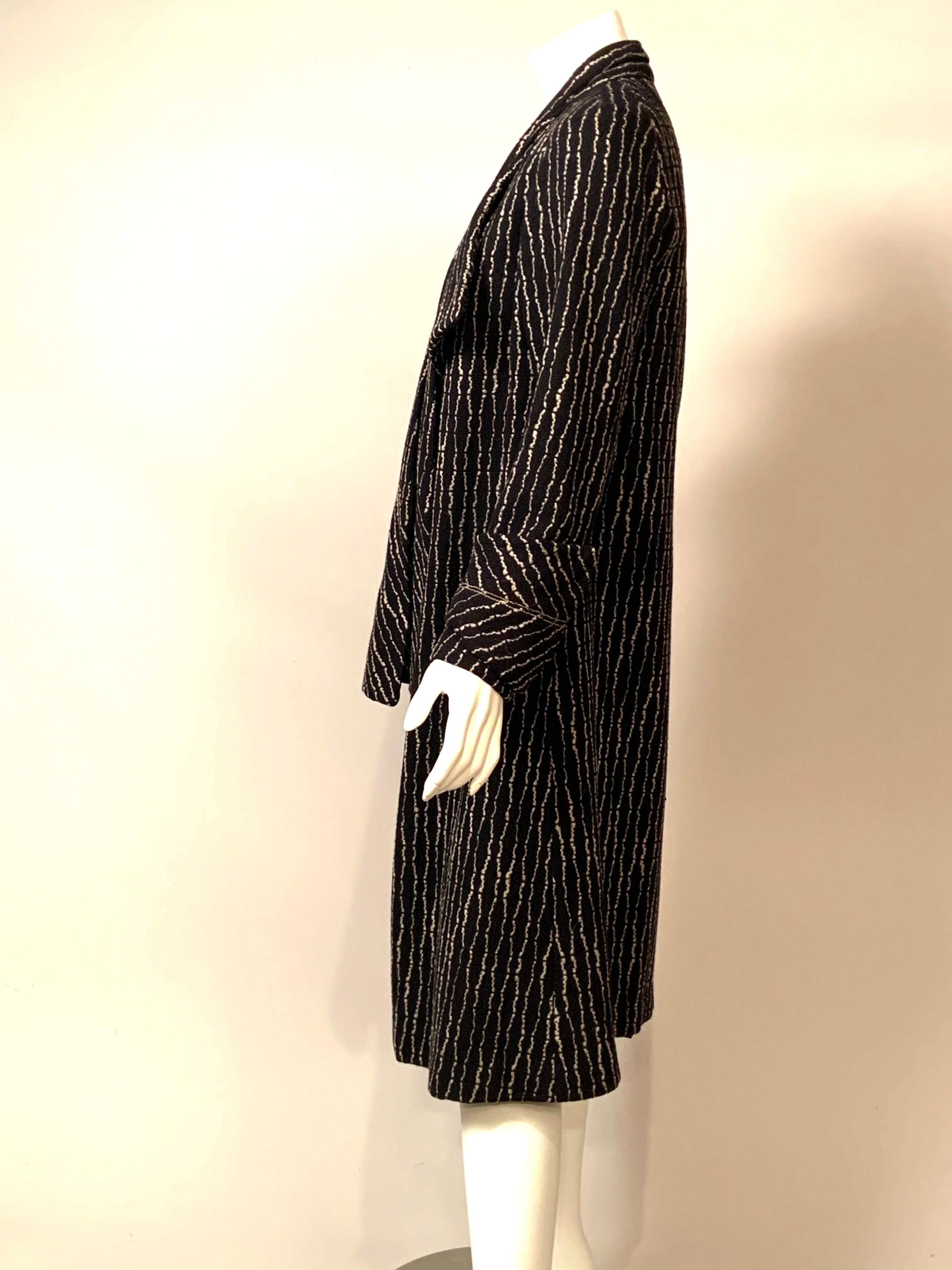 Manteau en laine noir et blanc des années 1920 avec écharpe attachée en vente 6