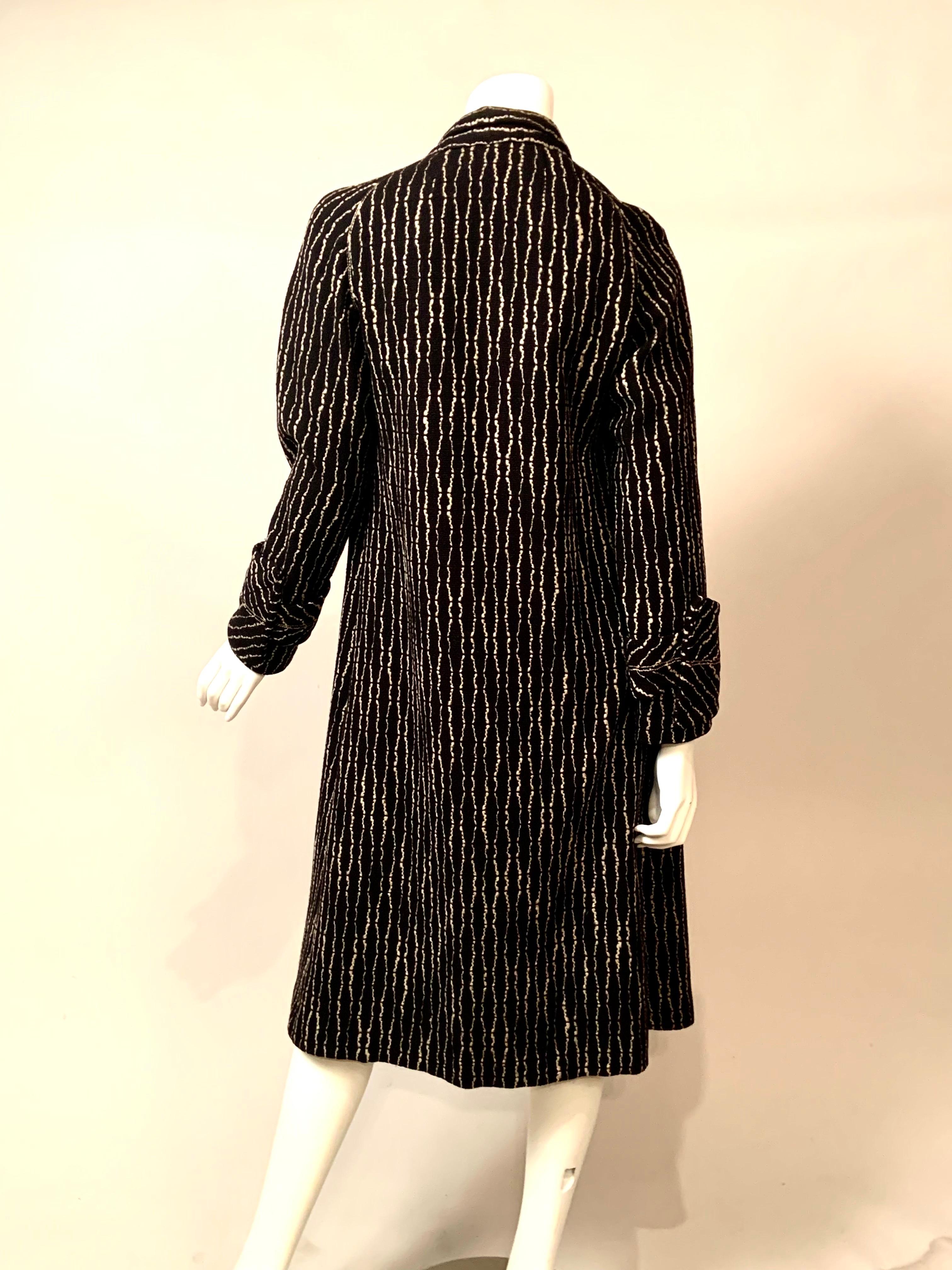 Manteau en laine noir et blanc des années 1920 avec écharpe attachée en vente 7