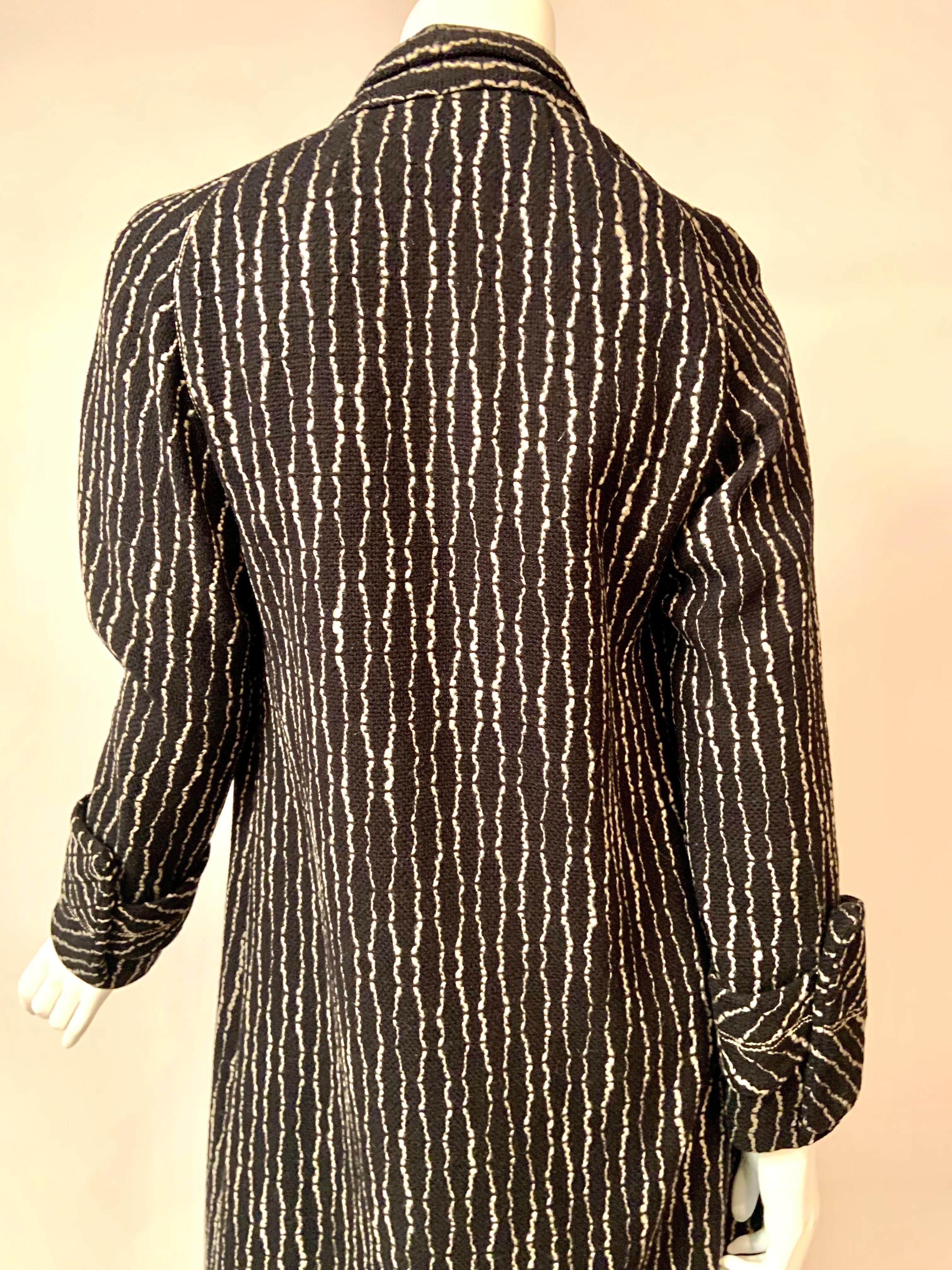 Manteau en laine noir et blanc des années 1920 avec écharpe attachée en vente 8